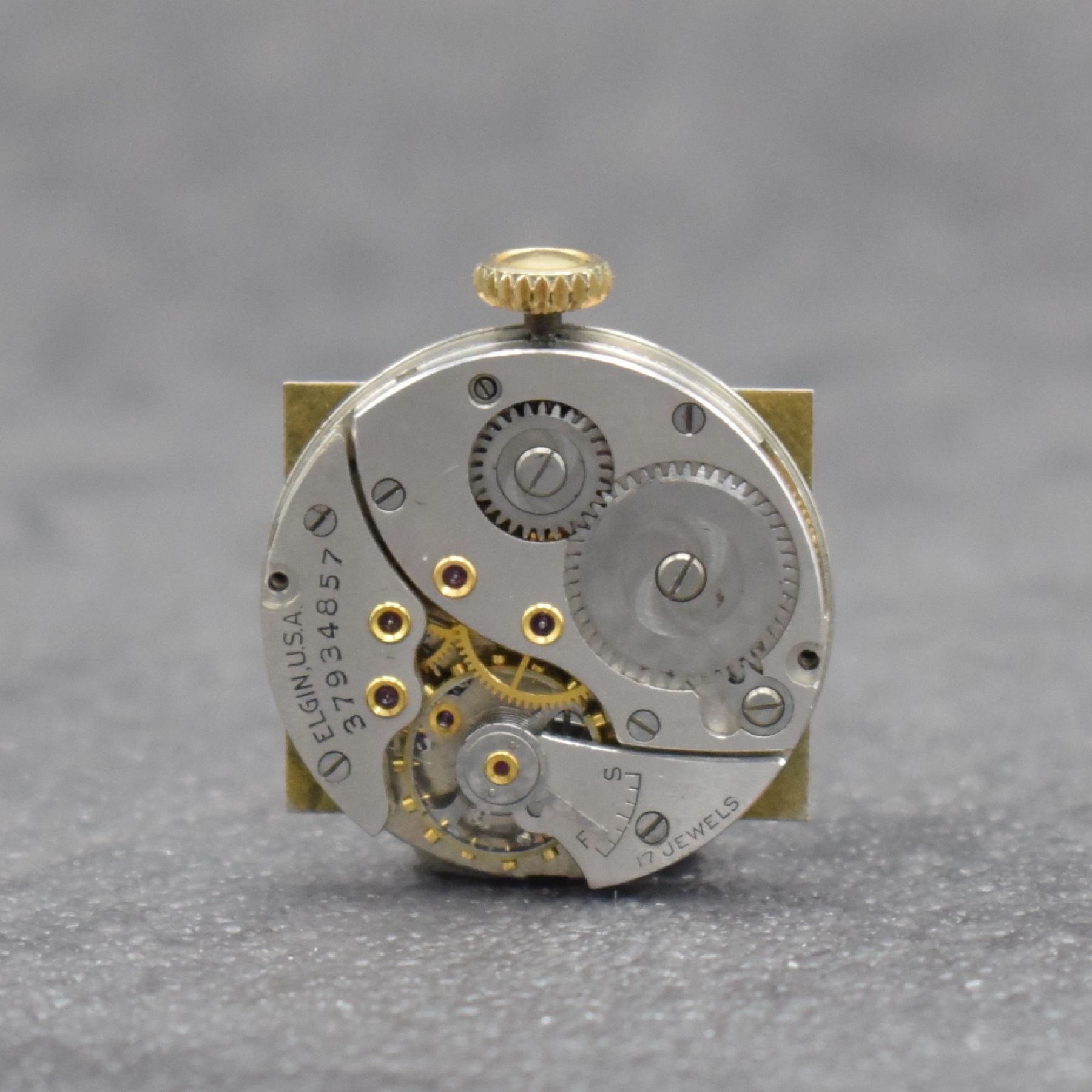 Detail e: ELGIN De Luxe Armbanduhr, Handaufzug, USA 1940er Jahre, 10k Gold-Filled Geh., Boden m. Widmungsgravur aufgedr., weißes Zifferbl. m. arab. Std. ...