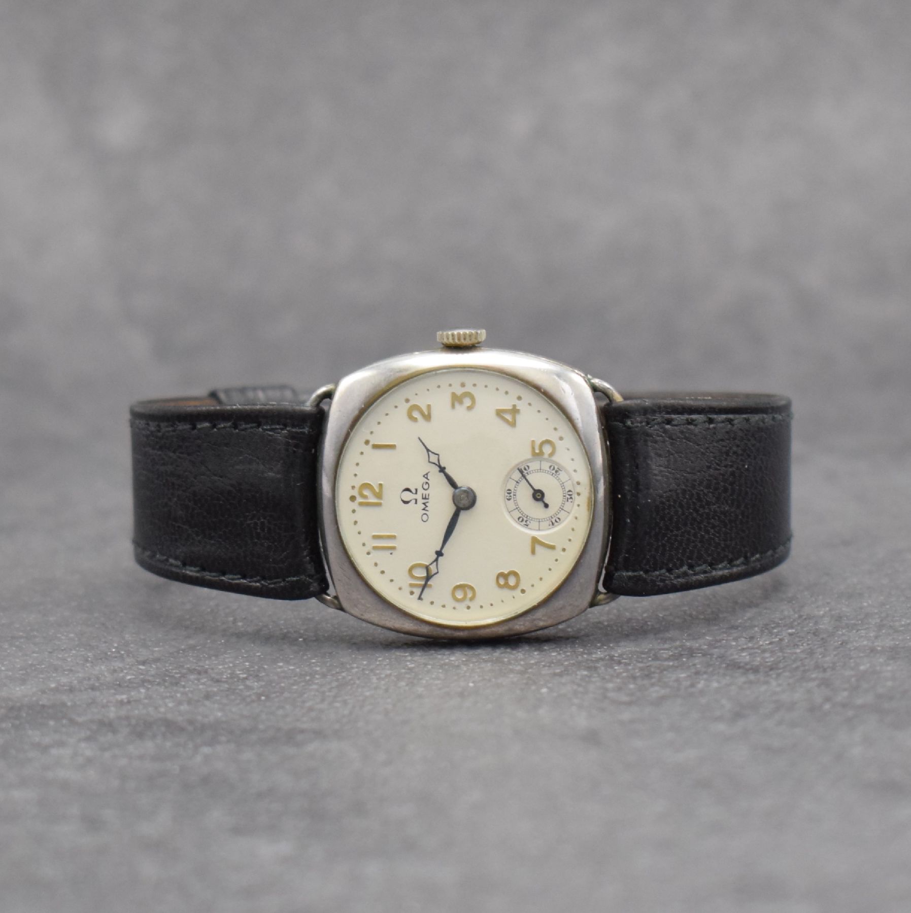 OMEGA frühe Armbanduhr in Silber, Schweiz um 1925, Handaufzug, 3-tlg. Carré-Cambré Geh., Boden & Glasrand aufgedr., silb. Zifferbl. m. gold. arab. ...