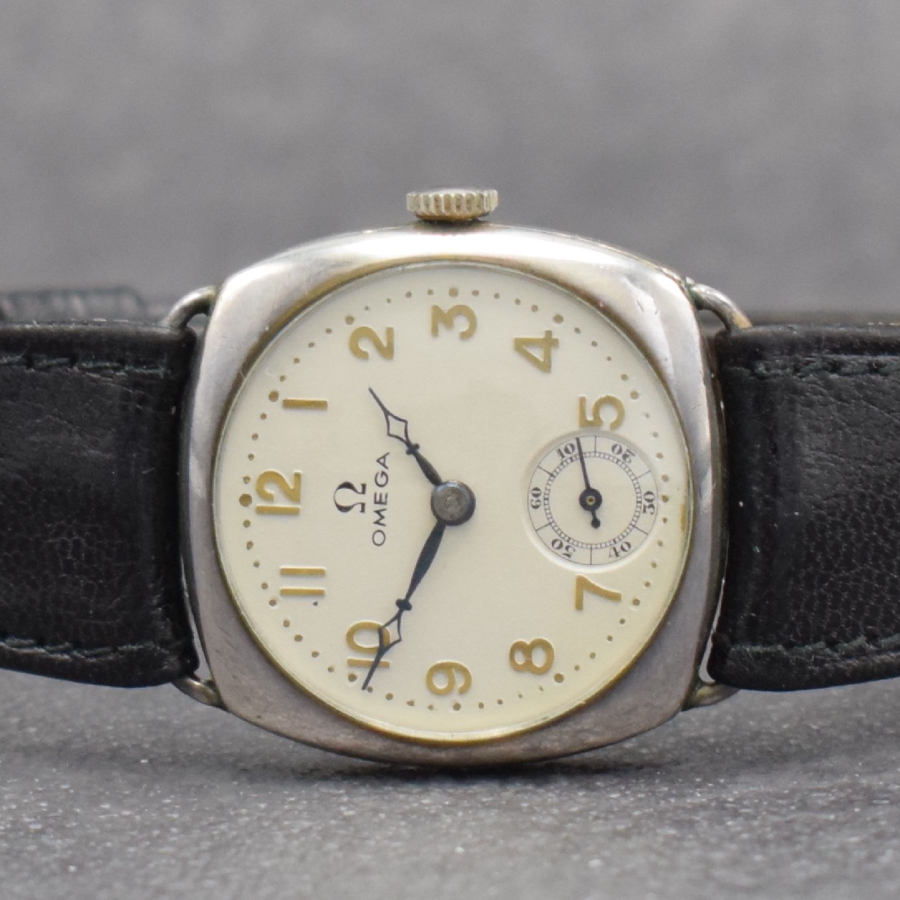 Detail a: OMEGA frühe Armbanduhr in Silber, Schweiz um 1925, Handaufzug, 3-tlg. Carré-Cambré Geh., Boden & Glasrand aufgedr., silb. Zifferbl. m. gold. arab. ...