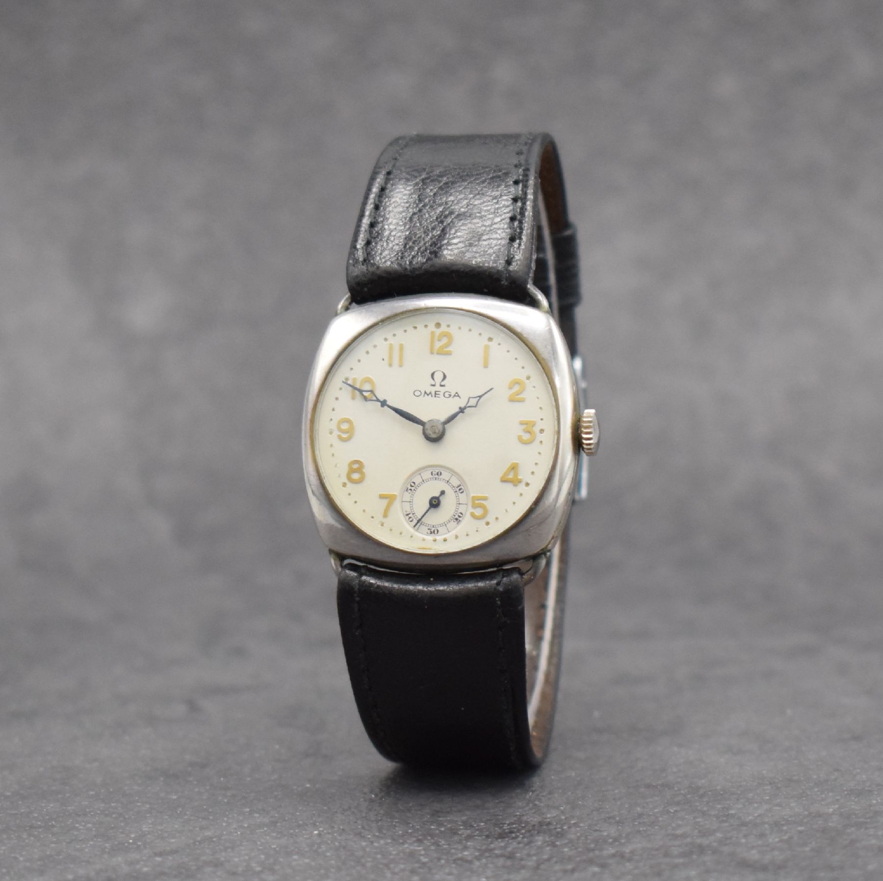 Detail b: OMEGA frühe Armbanduhr in Silber, Schweiz um 1925, Handaufzug, 3-tlg. Carré-Cambré Geh., Boden & Glasrand aufgedr., silb. Zifferbl. m. gold. arab. ...