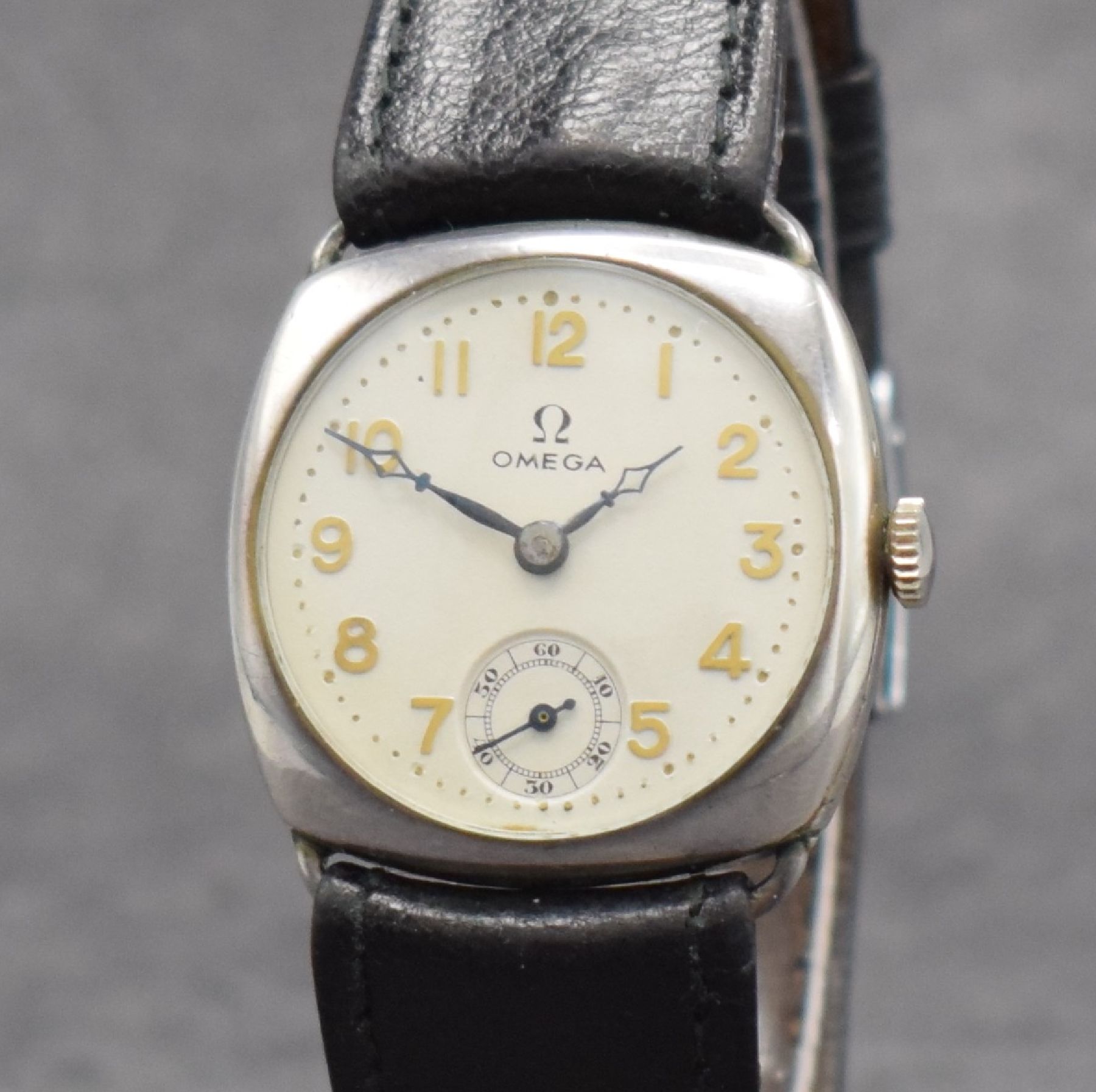 Detail c: OMEGA frühe Armbanduhr in Silber, Schweiz um 1925, Handaufzug, 3-tlg. Carré-Cambré Geh., Boden & Glasrand aufgedr., silb. Zifferbl. m. gold. arab. ...