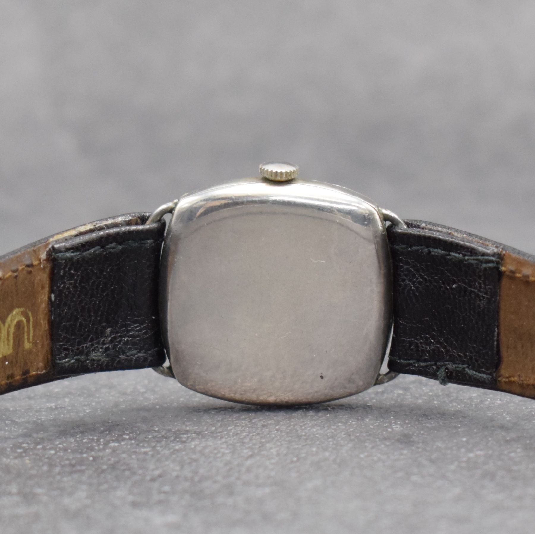 Detail d: OMEGA frühe Armbanduhr in Silber, Schweiz um 1925, Handaufzug, 3-tlg. Carré-Cambré Geh., Boden & Glasrand aufgedr., silb. Zifferbl. m. gold. arab. ...
