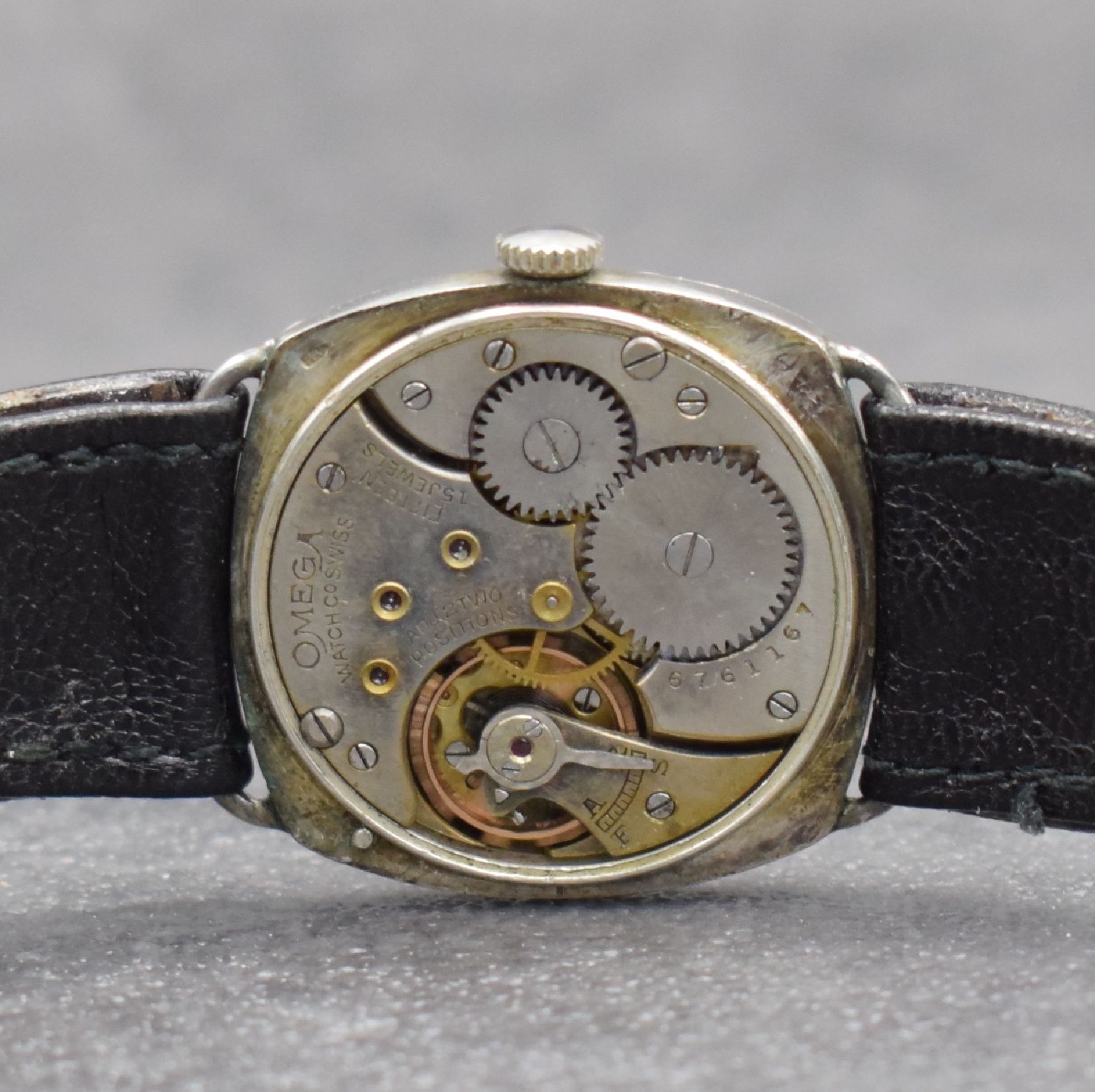 Detail e: OMEGA frühe Armbanduhr in Silber, Schweiz um 1925, Handaufzug, 3-tlg. Carré-Cambré Geh., Boden & Glasrand aufgedr., silb. Zifferbl. m. gold. arab. ...