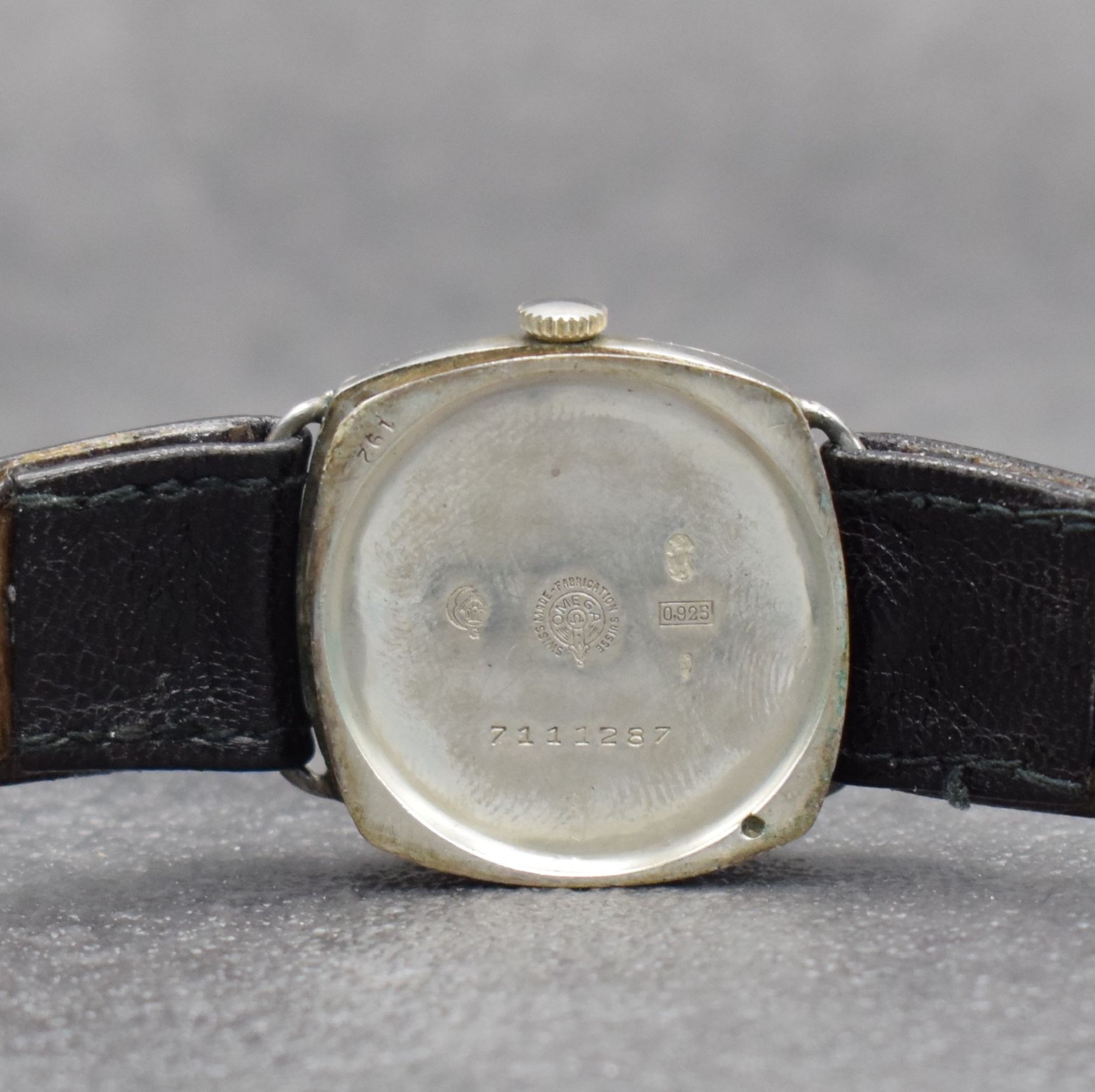 Detail f: OMEGA frühe Armbanduhr in Silber, Schweiz um 1925, Handaufzug, 3-tlg. Carré-Cambré Geh., Boden & Glasrand aufgedr., silb. Zifferbl. m. gold. arab. ...