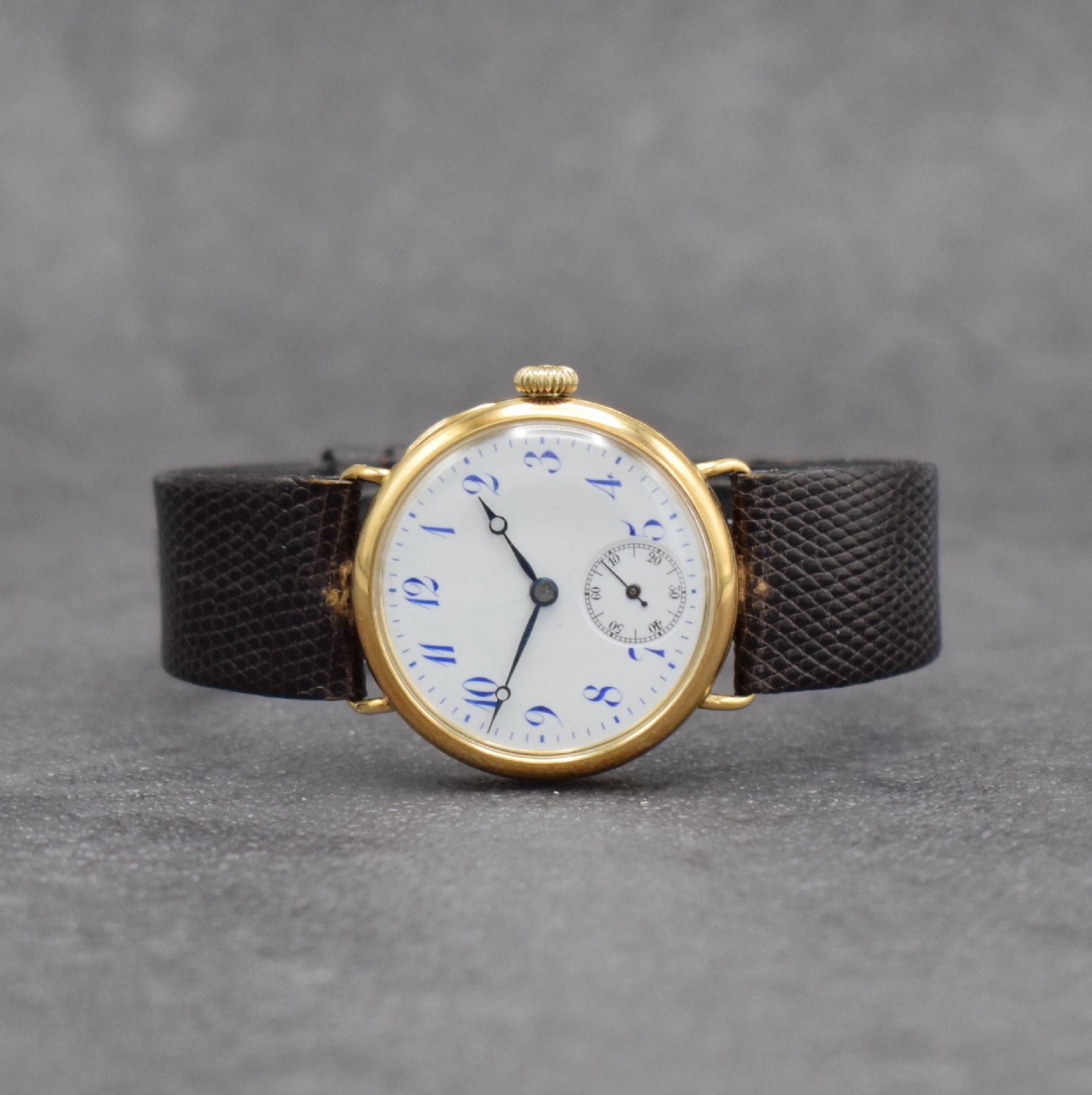IWC seltene frühe Armbanduhr in GG 585/000, Schweiz um 1929, Handaufzug, Scharniergeh. m. Goldcuvette, Lünette aufgedr., Emailzifferbl. riss. m. ...