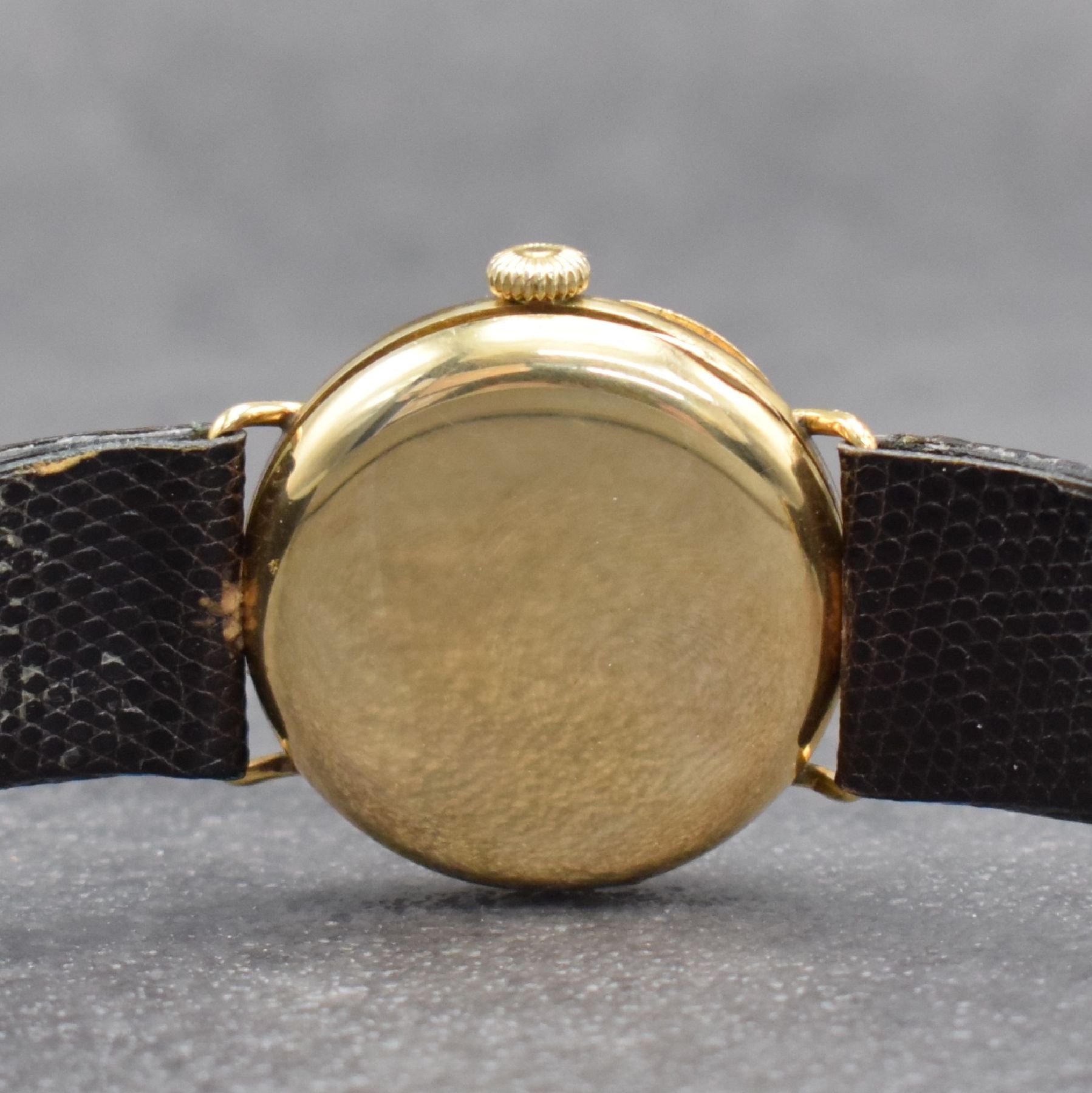 Detail d: IWC seltene frühe Armbanduhr in GG 585/000, Schweiz um 1929, Handaufzug, Scharniergeh. m. Goldcuvette, Lünette aufgedr., Emailzifferbl. riss. m. ...