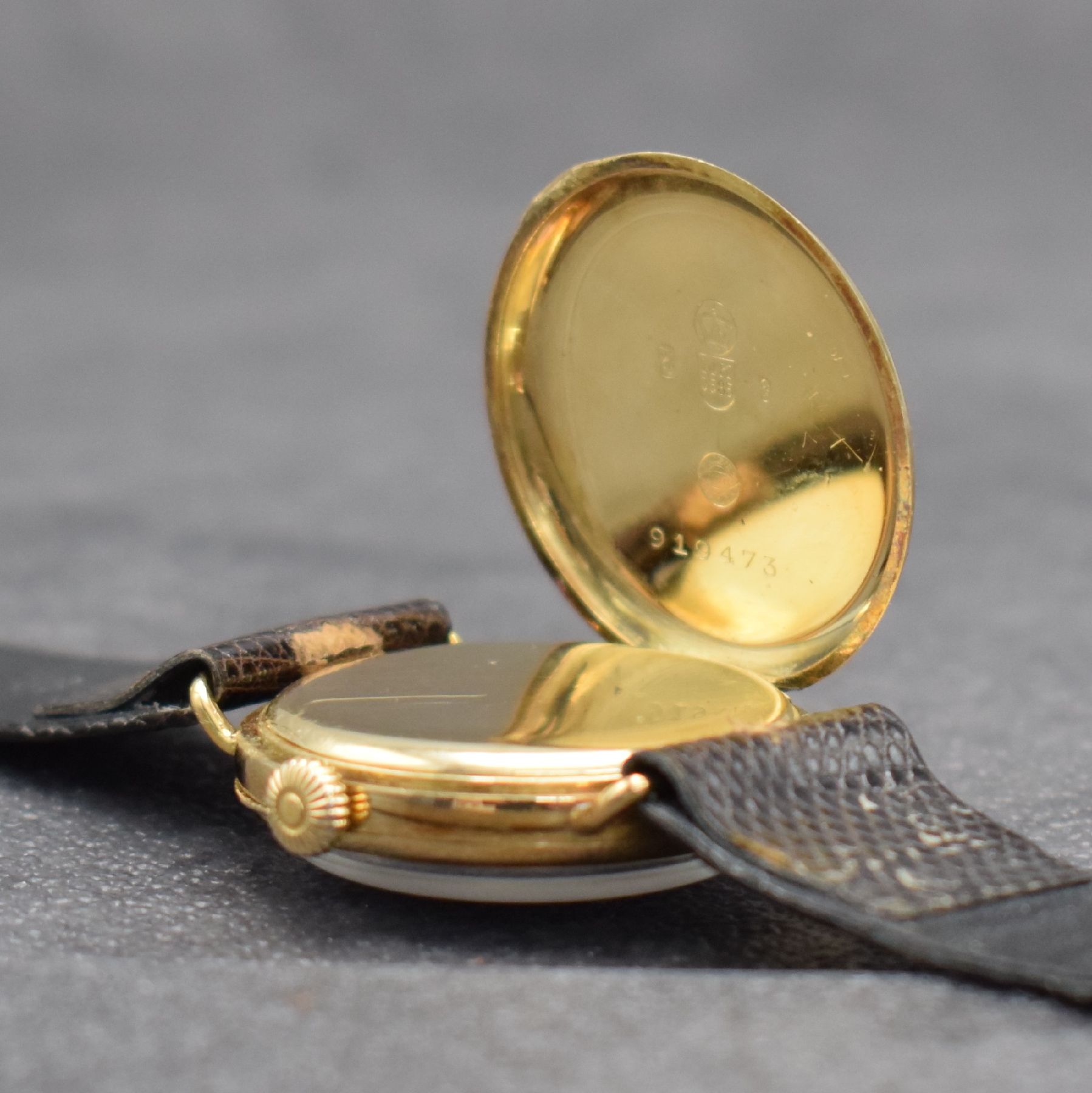 Detail e: IWC seltene frühe Armbanduhr in GG 585/000, Schweiz um 1929, Handaufzug, Scharniergeh. m. Goldcuvette, Lünette aufgedr., Emailzifferbl. riss. m. ...