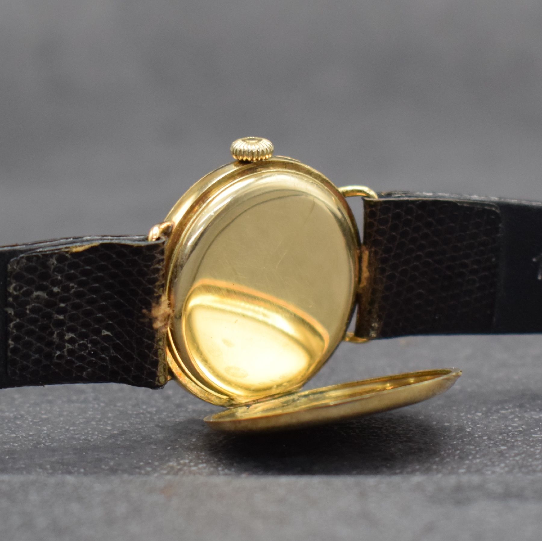 Detail f: IWC seltene frühe Armbanduhr in GG 585/000, Schweiz um 1929, Handaufzug, Scharniergeh. m. Goldcuvette, Lünette aufgedr., Emailzifferbl. riss. m. ...