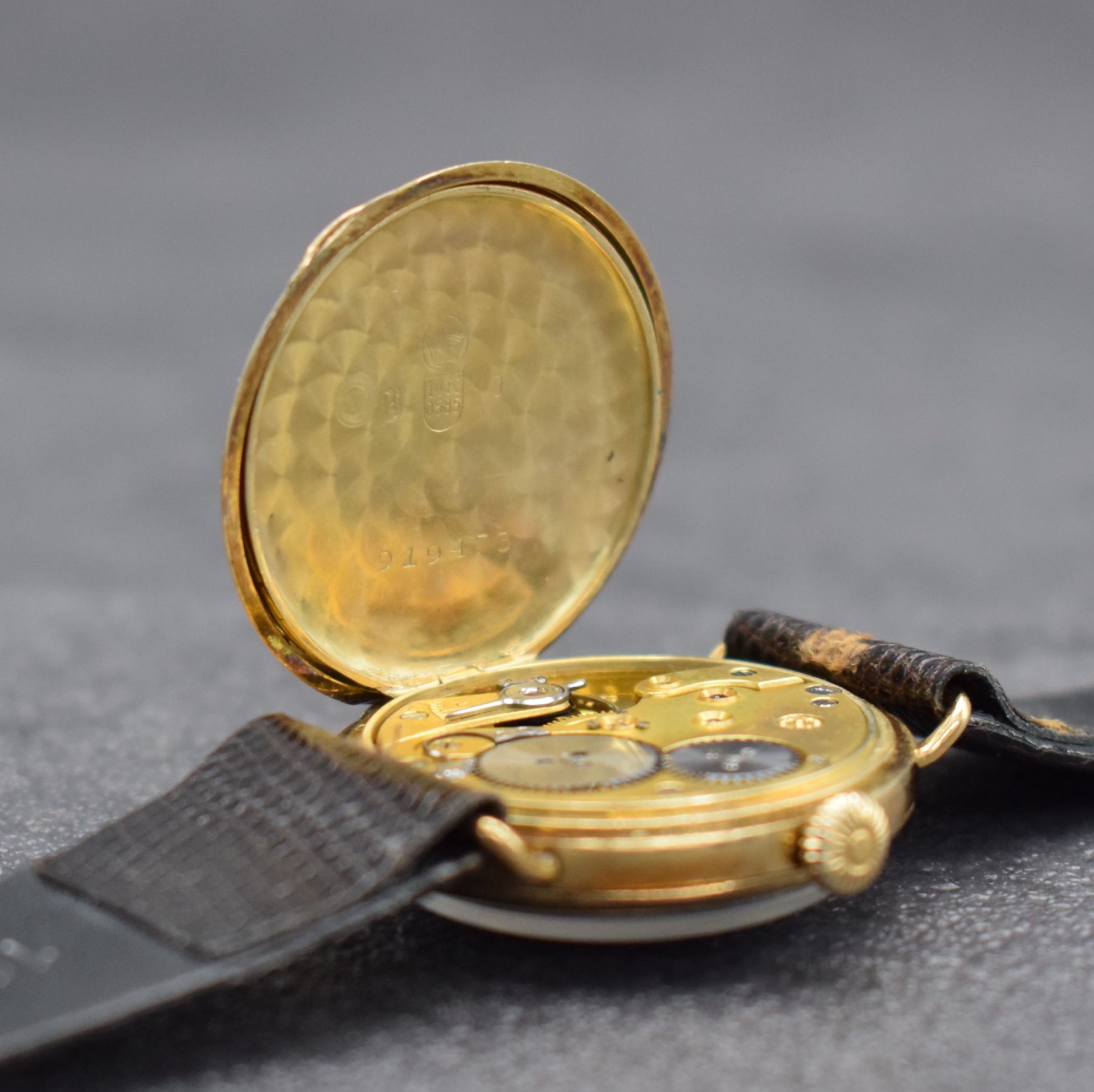 Detail g: IWC seltene frühe Armbanduhr in GG 585/000, Schweiz um 1929, Handaufzug, Scharniergeh. m. Goldcuvette, Lünette aufgedr., Emailzifferbl. riss. m. ...