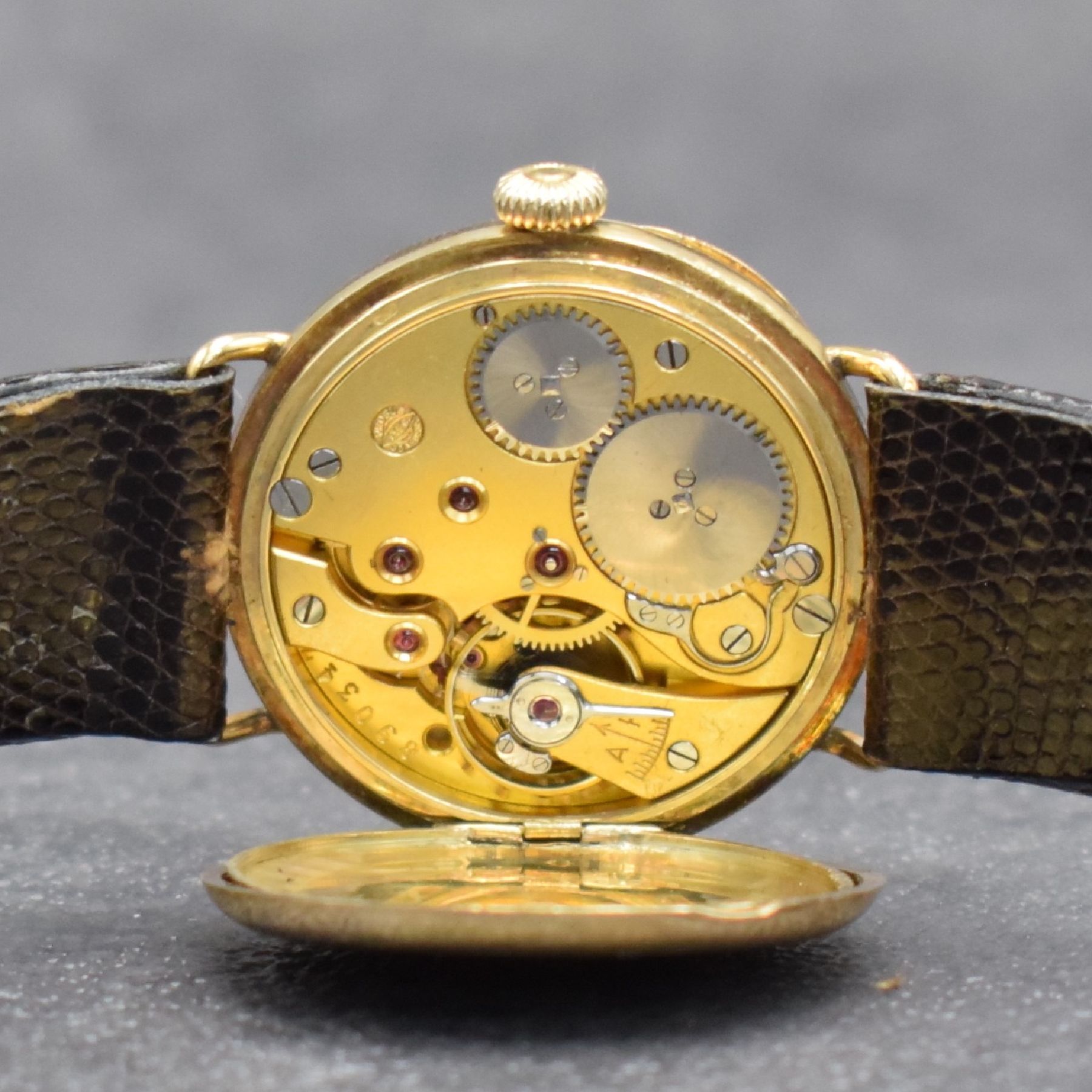 Detail h: IWC seltene frühe Armbanduhr in GG 585/000, Schweiz um 1929, Handaufzug, Scharniergeh. m. Goldcuvette, Lünette aufgedr., Emailzifferbl. riss. m. ...