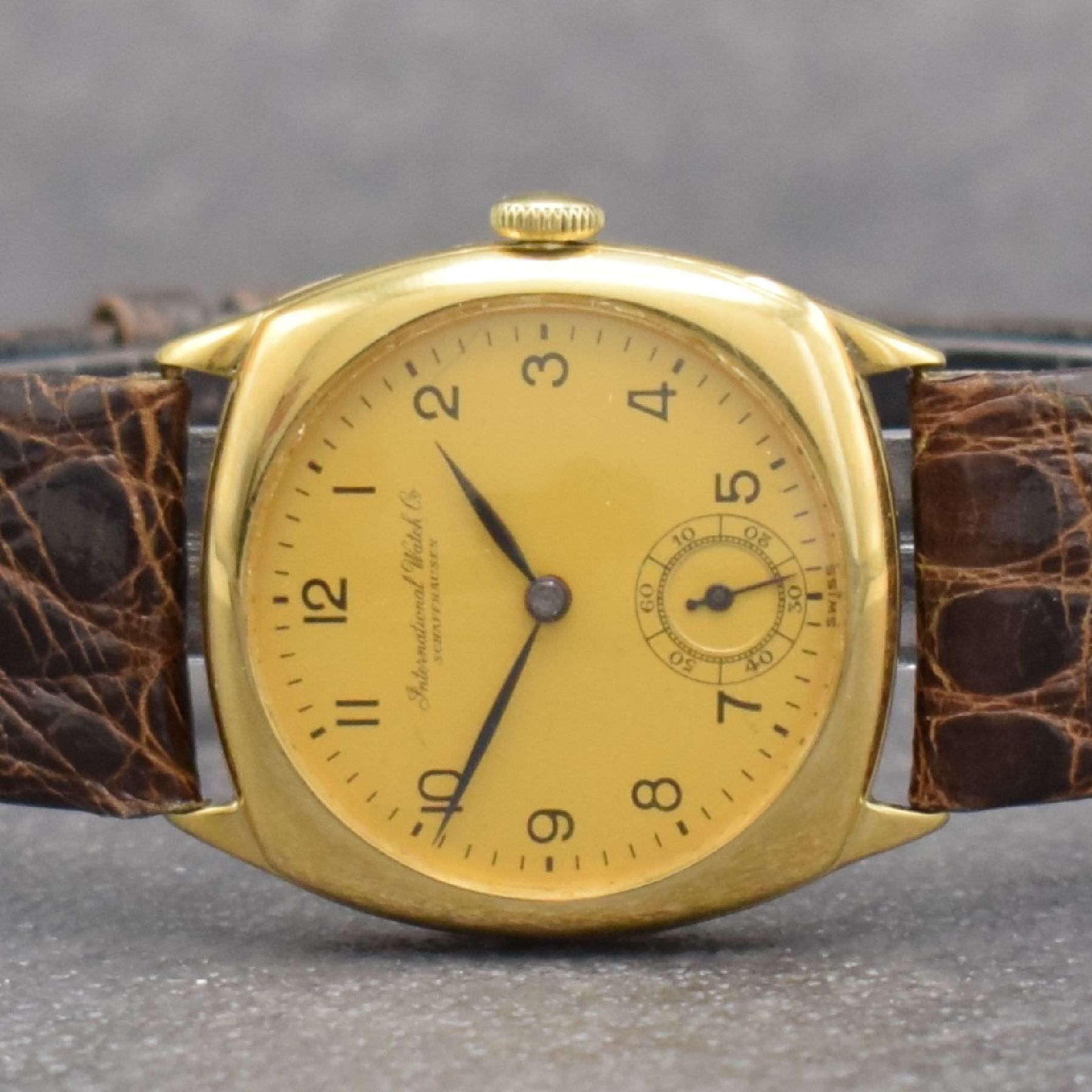 Detail a: IWC frühe Armbanduhr in GG 750/000, Schweiz um 1928, Handaufzug, Carré-Cambré Scharniergeh., Lünette aufgedr., matt gold. Zifferbl., arab. ...