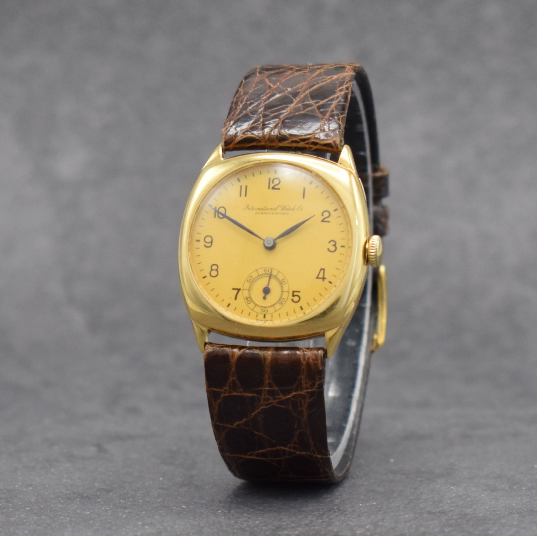 Detail b: IWC frühe Armbanduhr in GG 750/000, Schweiz um 1928, Handaufzug, Carré-Cambré Scharniergeh., Lünette aufgedr., matt gold. Zifferbl., arab. ...