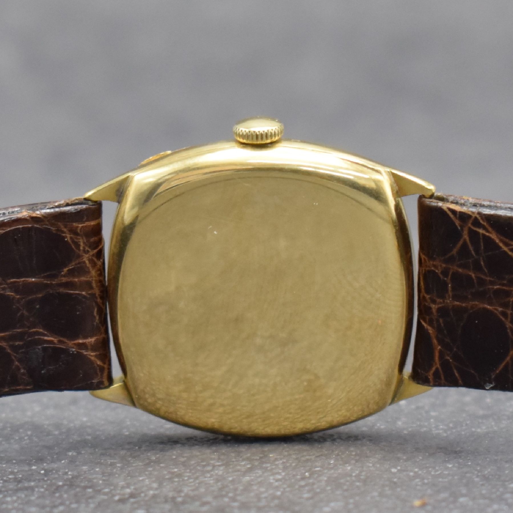 Detail d: IWC frühe Armbanduhr in GG 750/000, Schweiz um 1928, Handaufzug, Carré-Cambré Scharniergeh., Lünette aufgedr., matt gold. Zifferbl., arab. ...