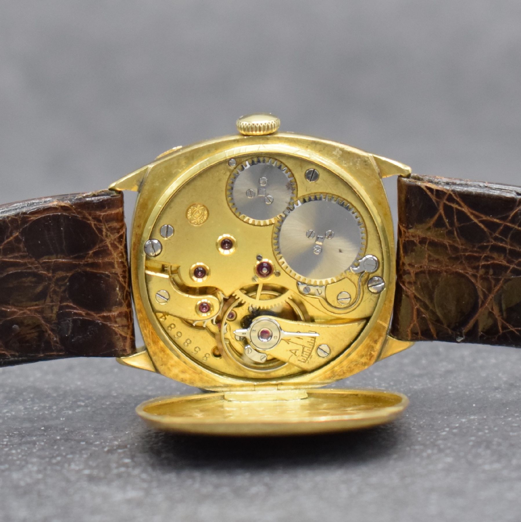 Detail f: IWC frühe Armbanduhr in GG 750/000, Schweiz um 1928, Handaufzug, Carré-Cambré Scharniergeh., Lünette aufgedr., matt gold. Zifferbl., arab. ...