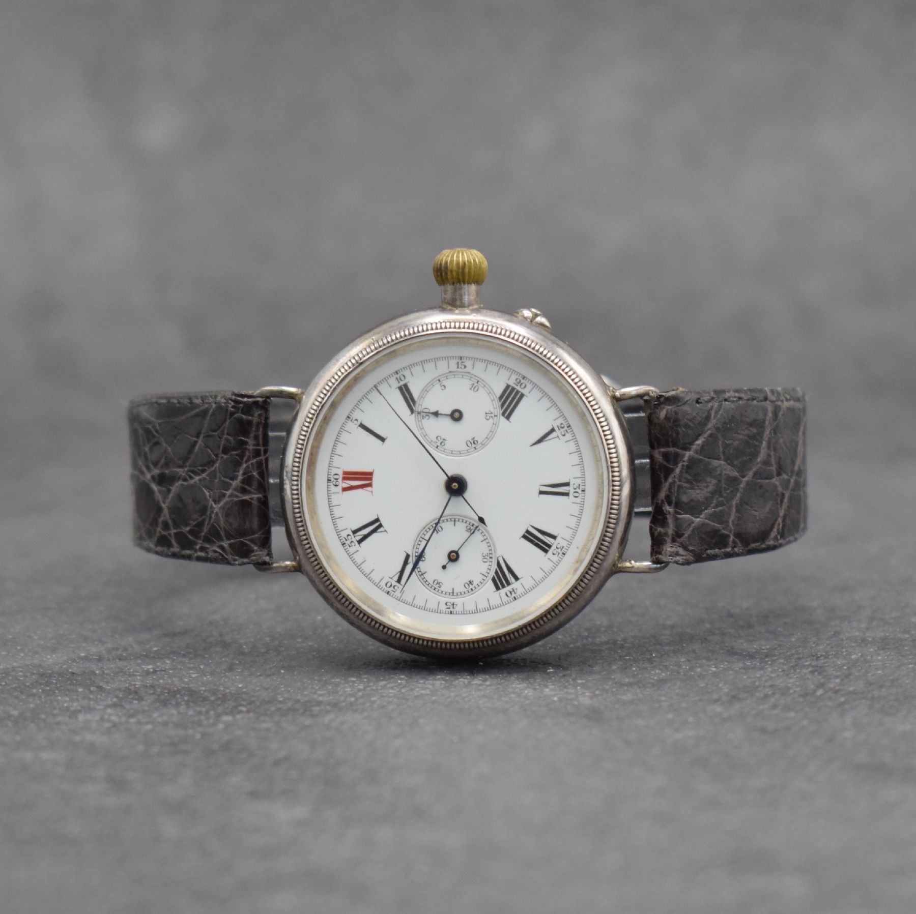 Frühe Armbanduhr mit Chronograph in Silber, Schweiz für England 1913, FB-Spezialgehäuse über geriffelte Lünette verschraubt, 3-tlg. ...