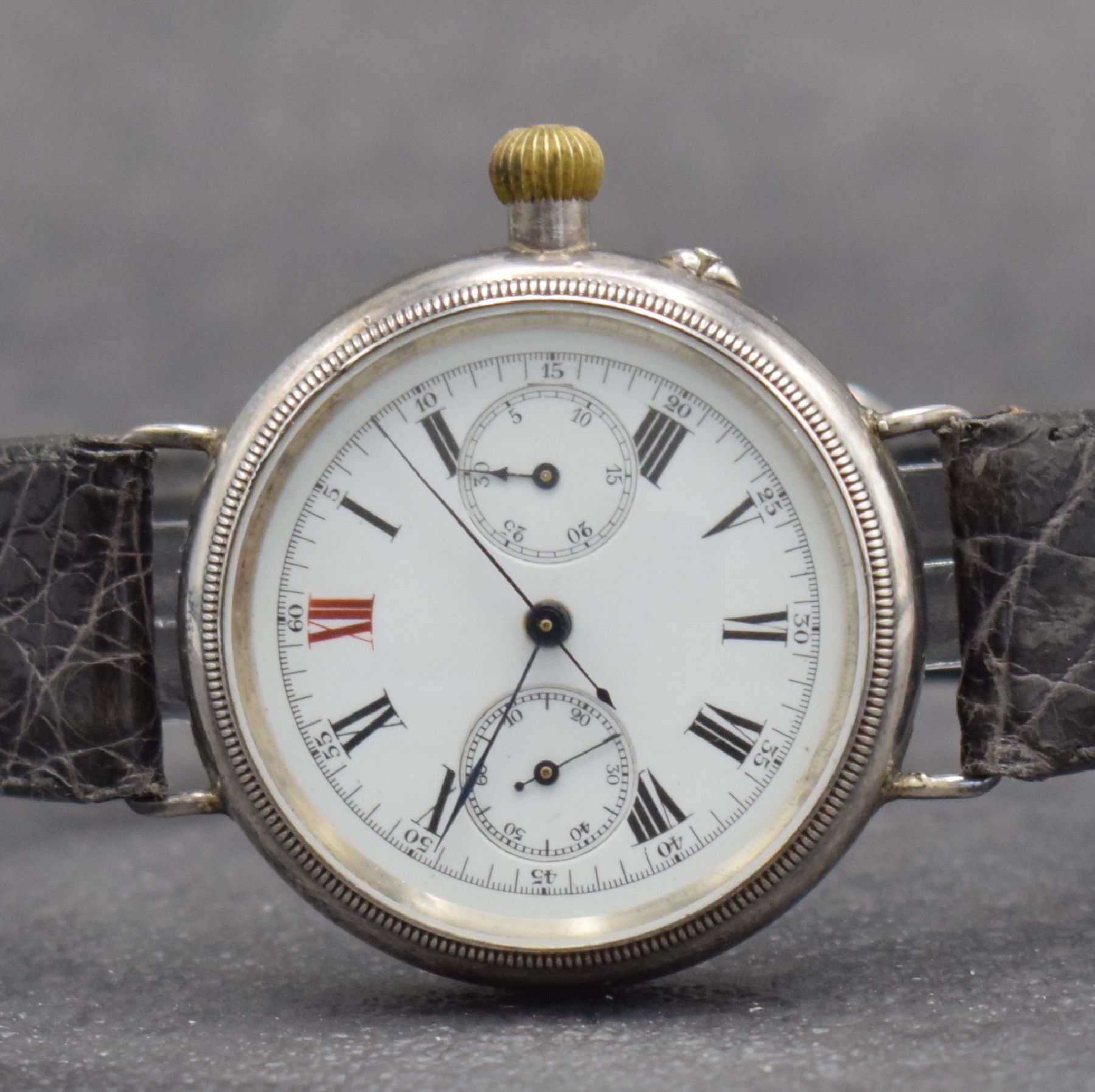 Detail a: Frühe Armbanduhr mit Chronograph in Silber, Schweiz für England 1913, FB-Spezialgehäuse über geriffelte Lünette verschraubt, 3-tlg. ...