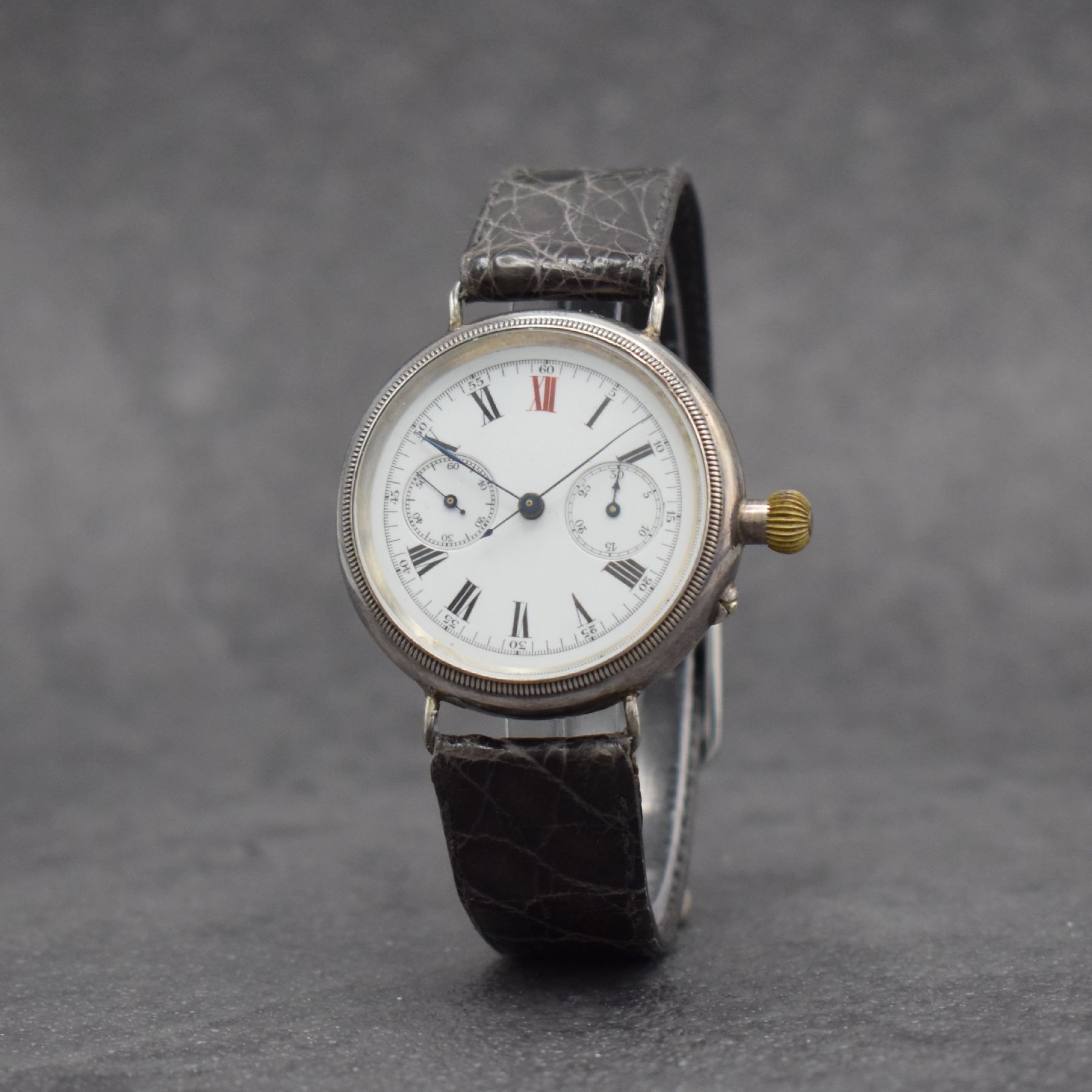 Detail b: Frühe Armbanduhr mit Chronograph in Silber, Schweiz für England 1913, FB-Spezialgehäuse über geriffelte Lünette verschraubt, 3-tlg. ...