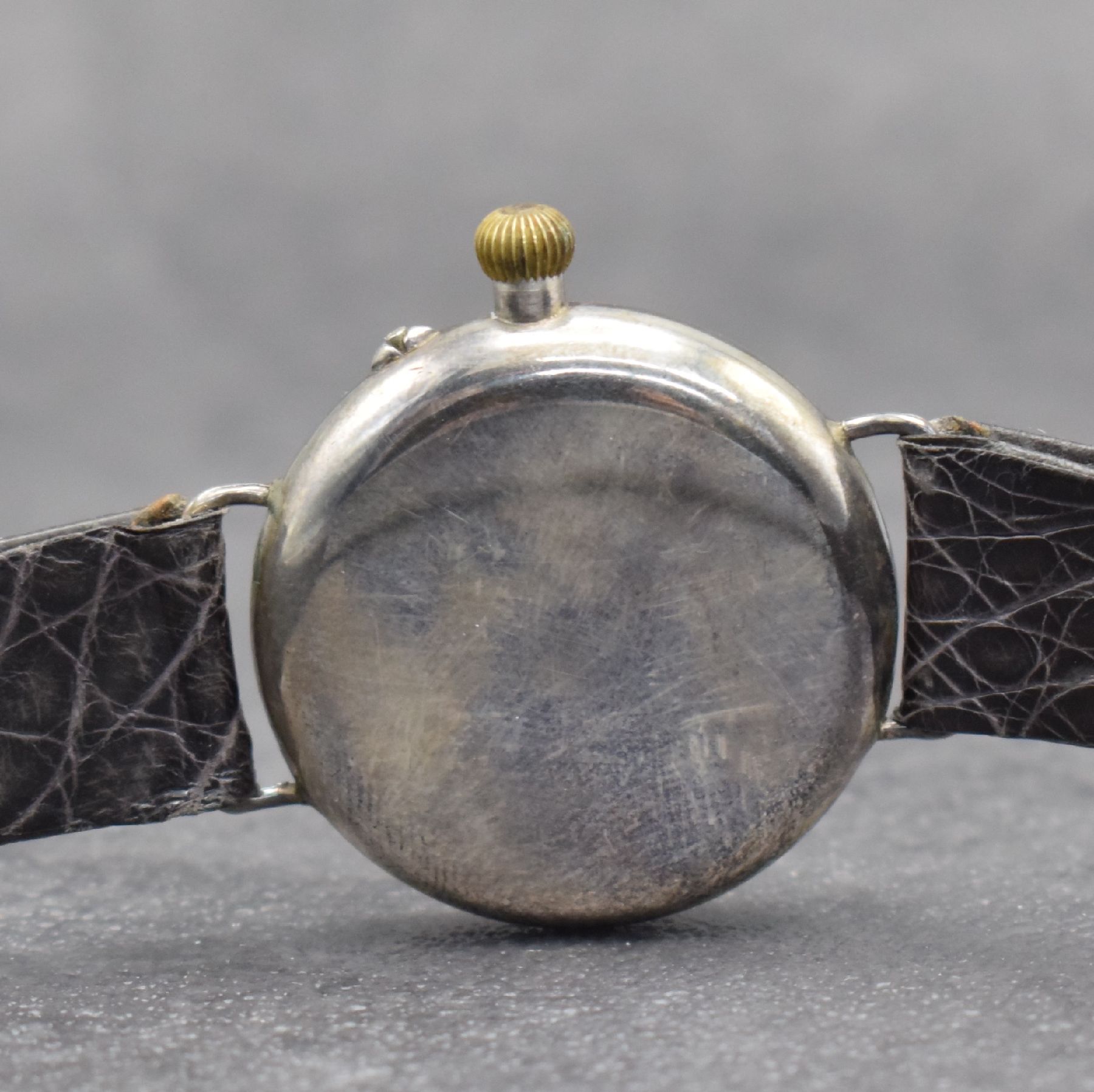 Detail d: Frühe Armbanduhr mit Chronograph in Silber, Schweiz für England 1913, FB-Spezialgehäuse über geriffelte Lünette verschraubt, 3-tlg. ...
