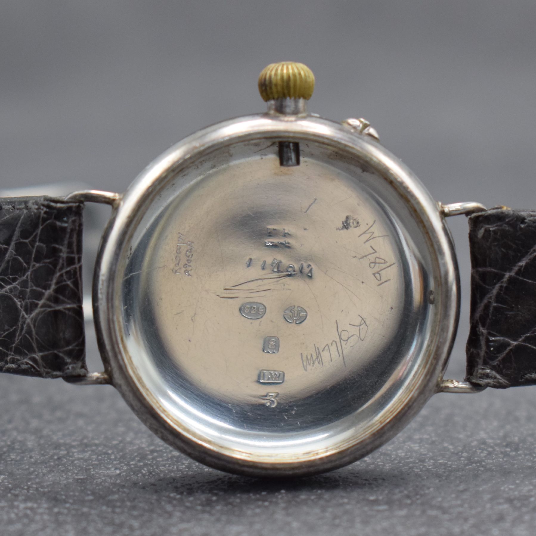 Detail e: Frühe Armbanduhr mit Chronograph in Silber, Schweiz für England 1913, FB-Spezialgehäuse über geriffelte Lünette verschraubt, 3-tlg. ...