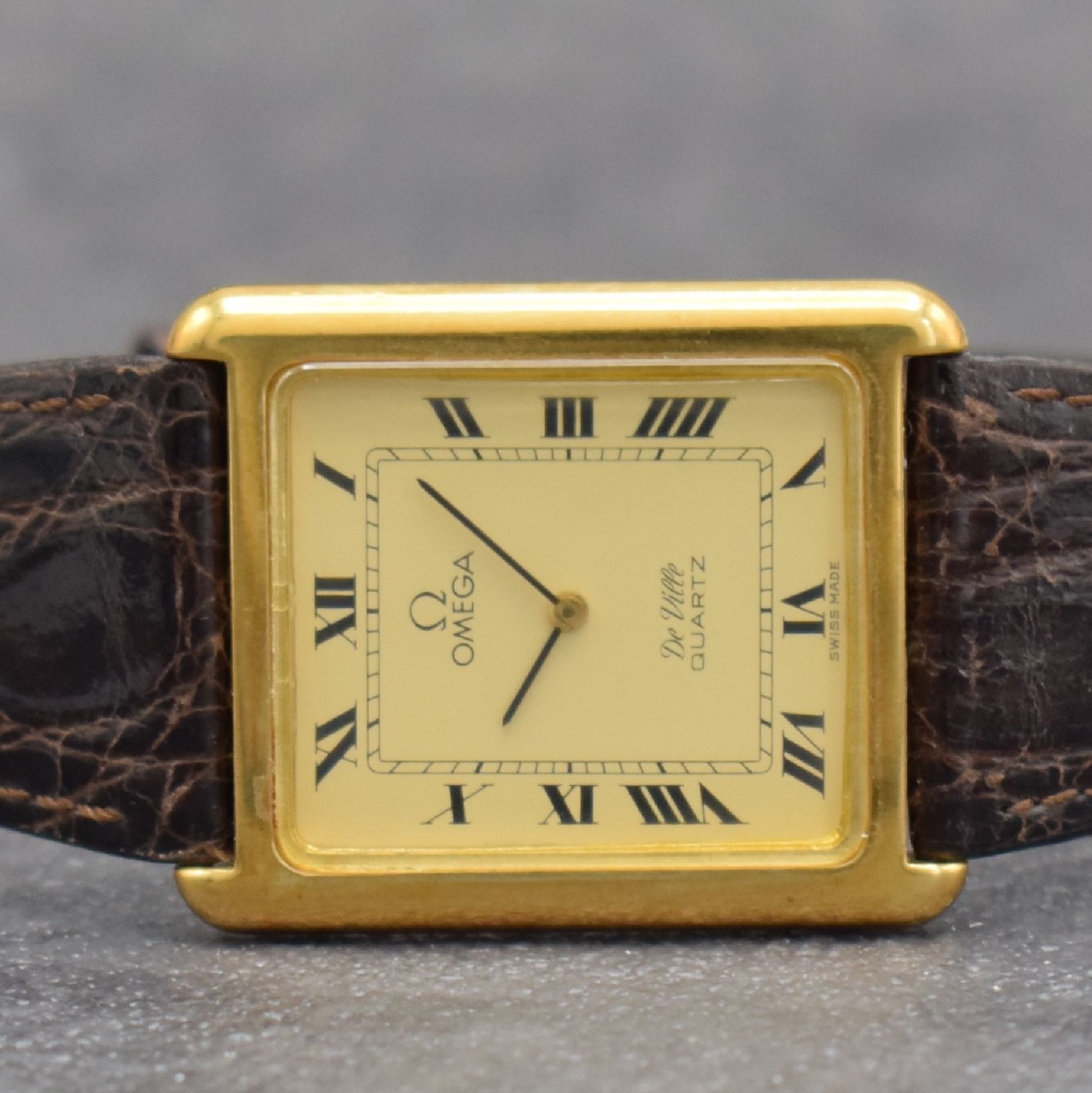 Detail a: OMEGA De Ville Ref. 191 0055 rechteckige Armbanduhr in GG 750/000, Schweiz um 1978, quarz, gedr. Geh., Zeigerstellung über Drücker b. 3, orig. ...