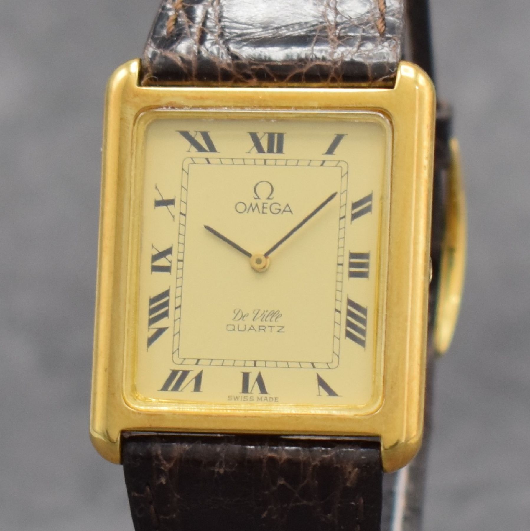 Detail c: OMEGA De Ville Ref. 191 0055 rechteckige Armbanduhr in GG 750/000, Schweiz um 1978, quarz, gedr. Geh., Zeigerstellung über Drücker b. 3, orig. ...