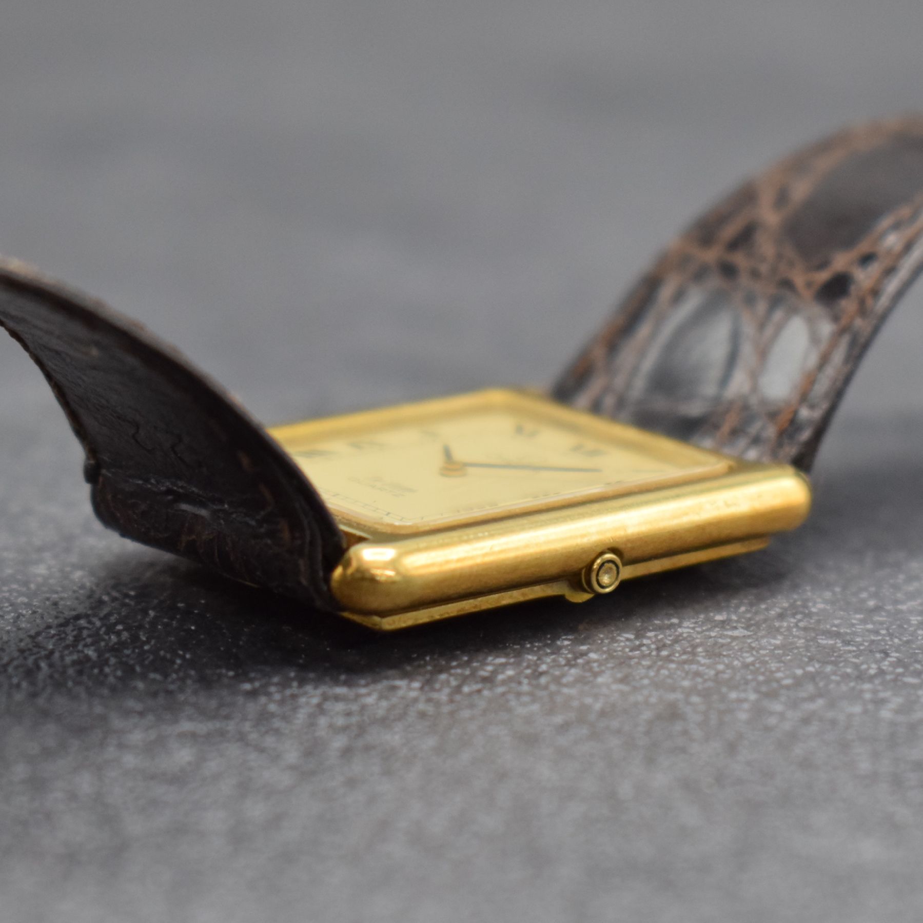 Detail d: OMEGA De Ville Ref. 191 0055 rechteckige Armbanduhr in GG 750/000, Schweiz um 1978, quarz, gedr. Geh., Zeigerstellung über Drücker b. 3, orig. ...