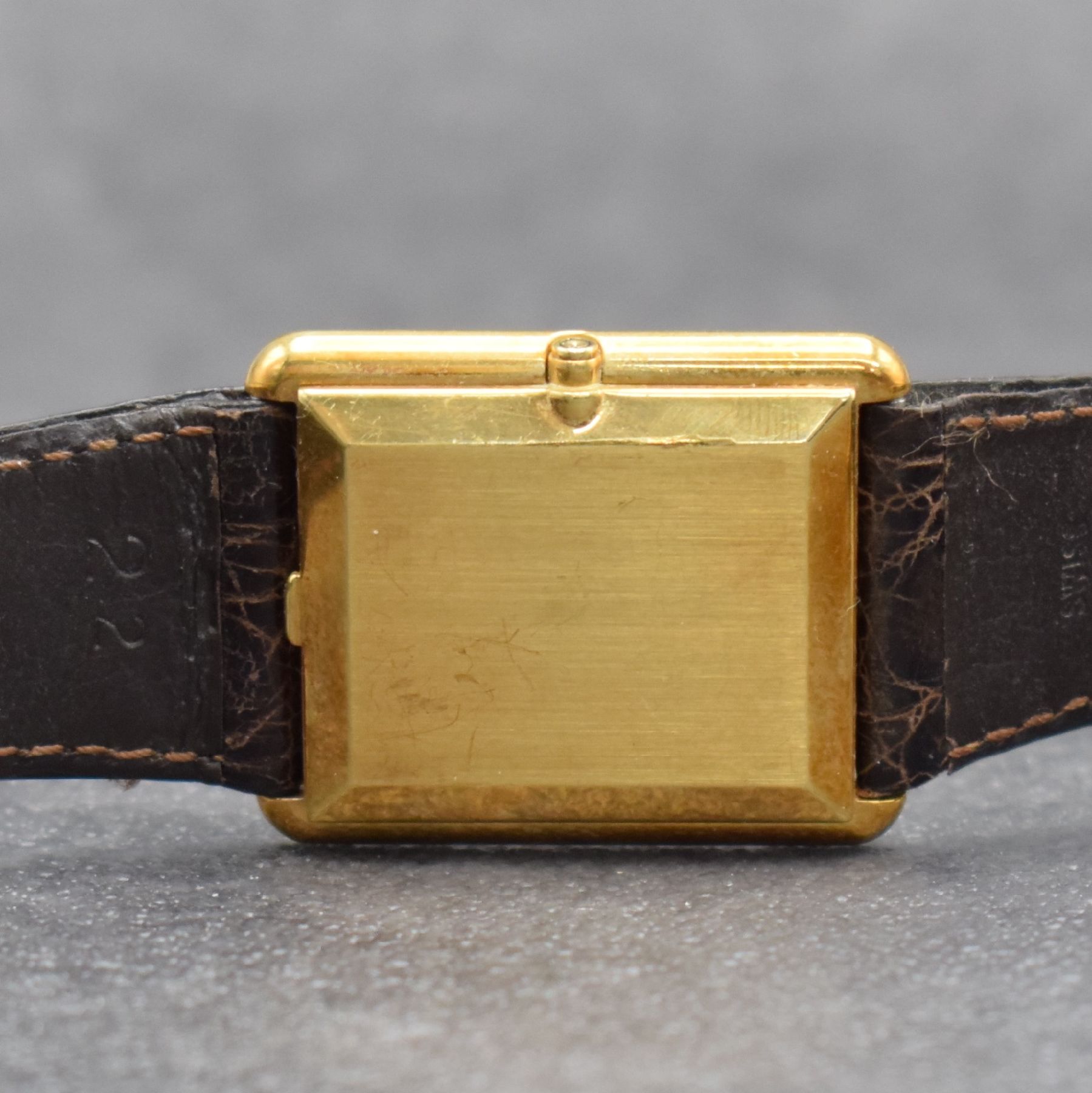 Detail e: OMEGA De Ville Ref. 191 0055 rechteckige Armbanduhr in GG 750/000, Schweiz um 1978, quarz, gedr. Geh., Zeigerstellung über Drücker b. 3, orig. ...