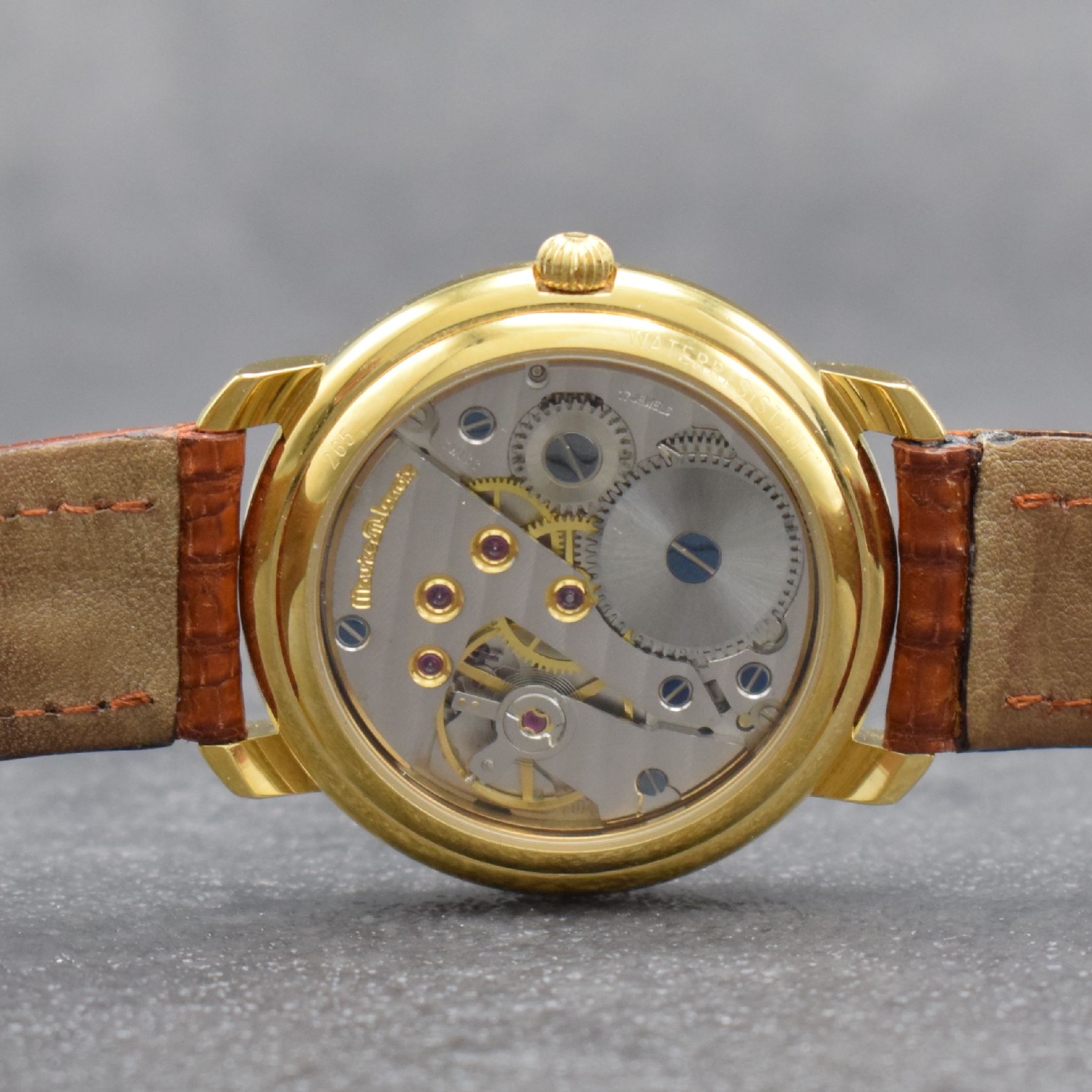 Detail d: MAURICE LACROIX Regulateur vergoldete Herrenarmbanduhr, Schweiz um 1990, Handaufzug, beids. vergl. Geh., Boden & Glasrand aufgedr., orig. Lederband ...