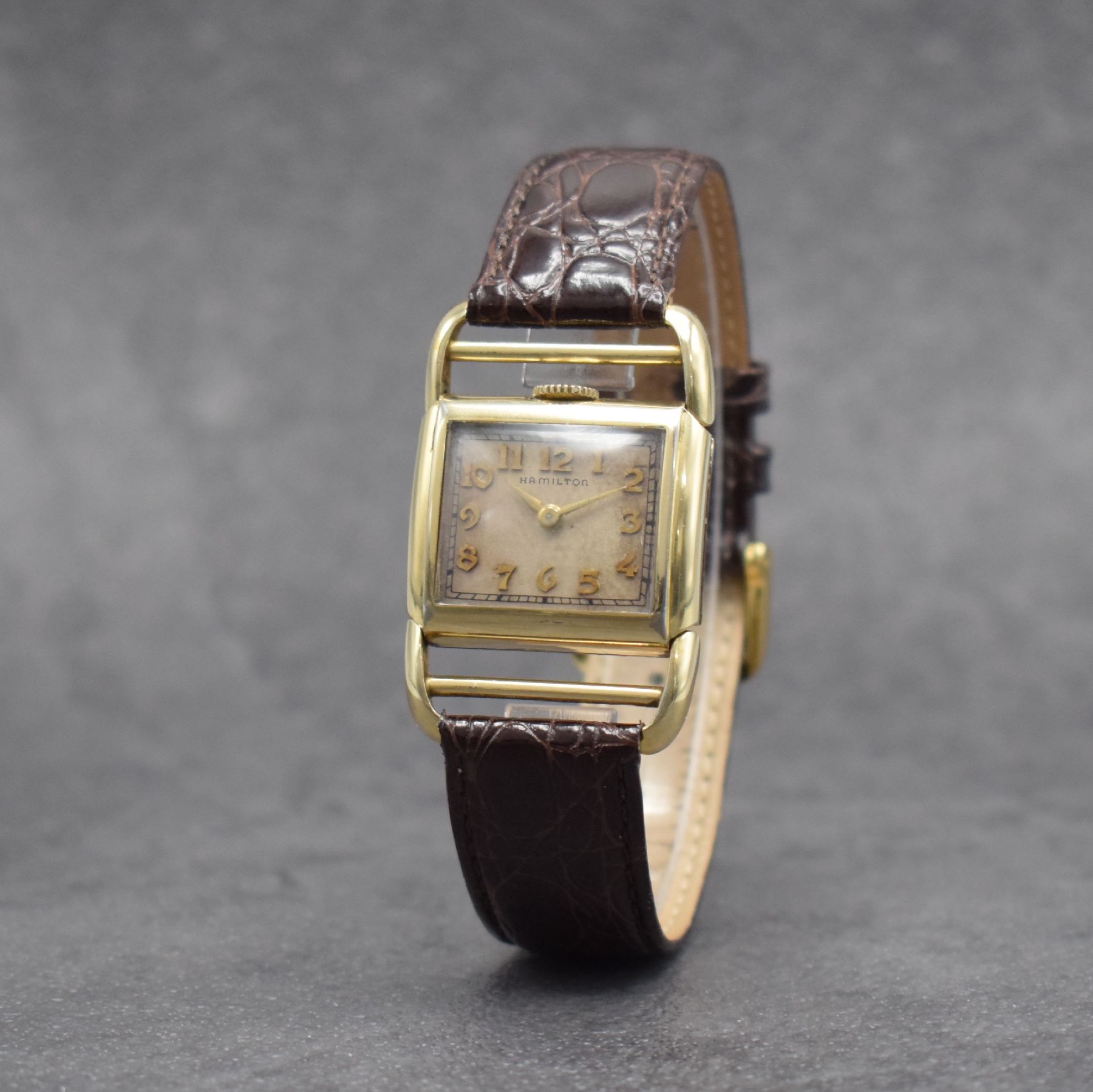 Detail b: HAMILTON Contour Herrenarmbanduhr sog. Driver´s Watch, Handaufzug, USA 1940er Jahre, 14K Gold Filled Geh., Boden mit grav. Initialen aufgedr., ...