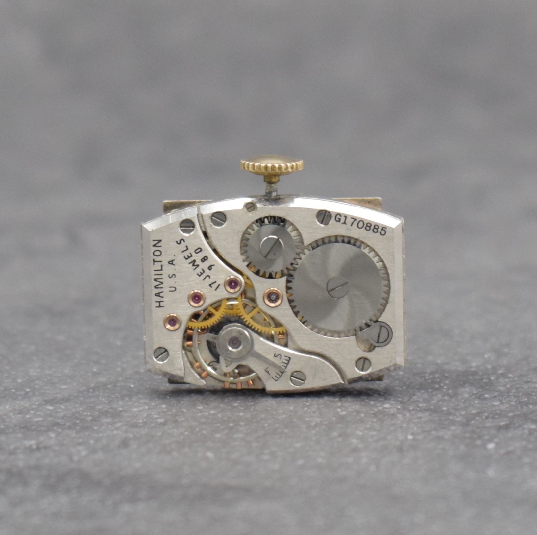 Detail e: HAMILTON Contour Herrenarmbanduhr sog. Driver´s Watch, Handaufzug, USA 1940er Jahre, 14K Gold Filled Geh., Boden mit grav. Initialen aufgedr., ...