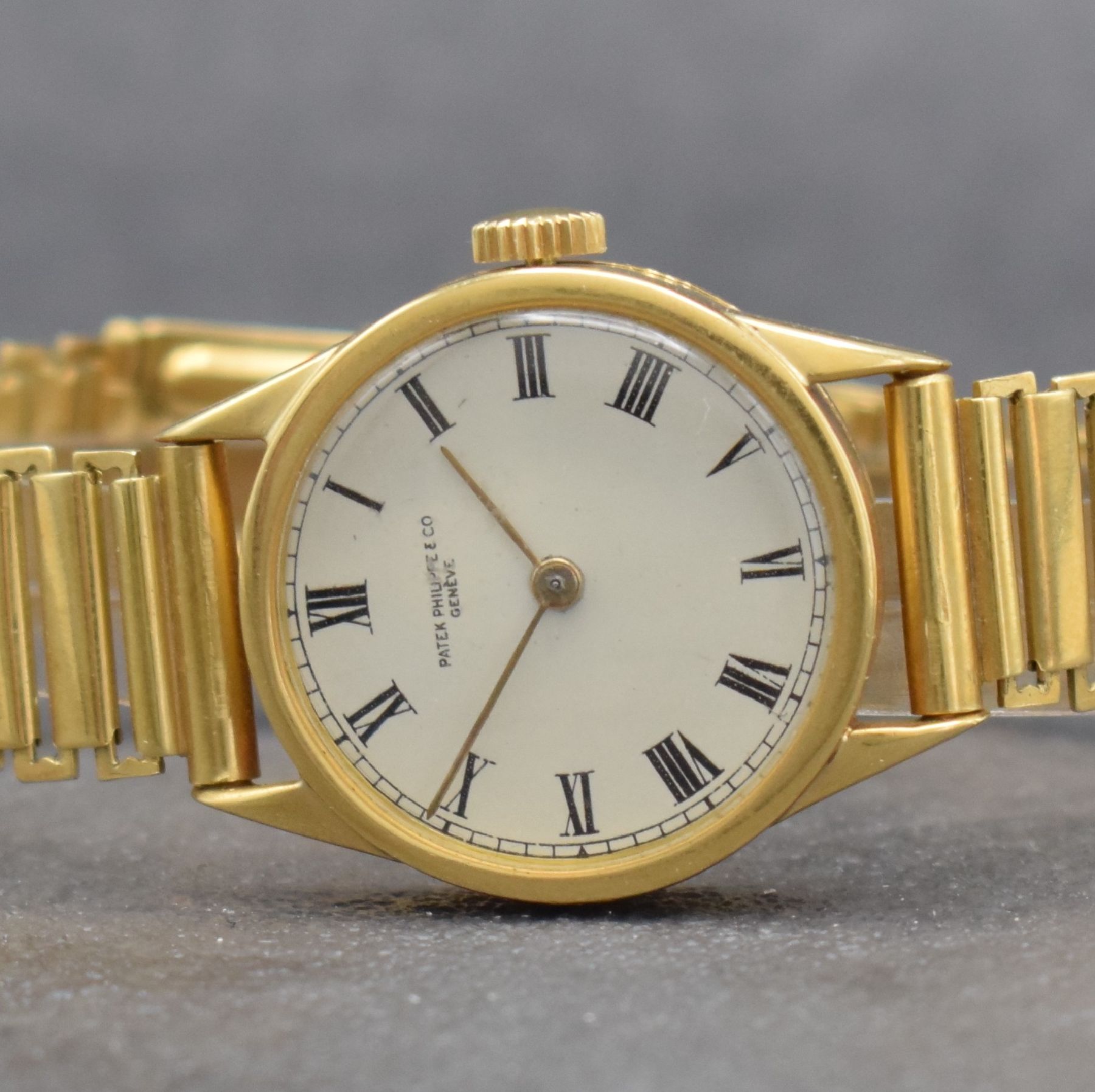 Detail a: PATEK PHILIPPE / Gay Frères Armbanduhr mit sehr seltenem original Band in GG 750/000, Schweiz um 1905 / 1935, Handaufzug, neutrales gedr. Geh., ...