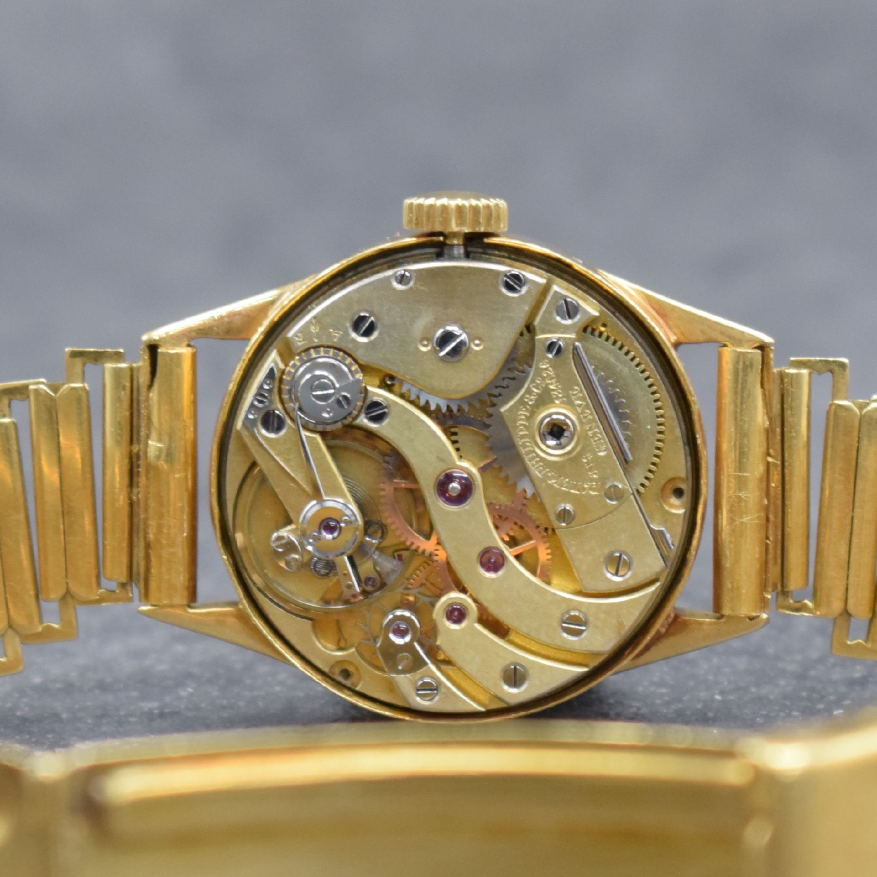 Detail e: PATEK PHILIPPE / Gay Frères Armbanduhr mit sehr seltenem original Band in GG 750/000, Schweiz um 1905 / 1935, Handaufzug, neutrales gedr. Geh., ...
