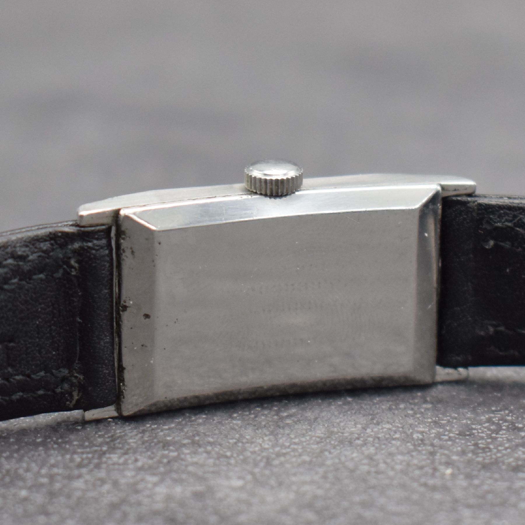 Detail d: OMEGA rechteckige Armbanduhr Kaliber T17, Schweiz um 1937, Handaufzug, leicht gewölbtes Edelstahlgehäuse, Boden aufgedr., silb. Zifferbl. ...