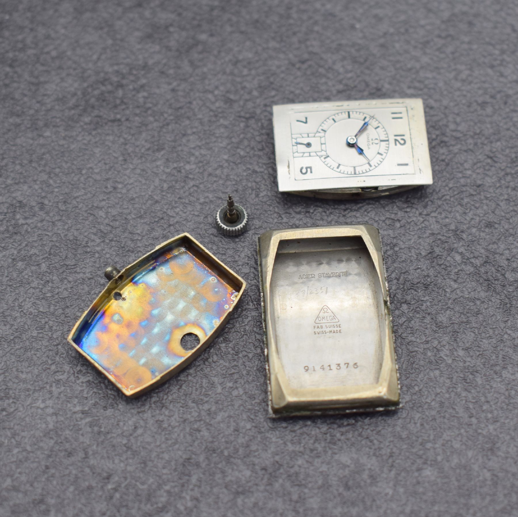 Detail f: OMEGA rechteckige Armbanduhr Kaliber T17, Schweiz um 1937, Handaufzug, leicht gewölbtes Edelstahlgehäuse, Boden aufgedr., silb. Zifferbl. ...