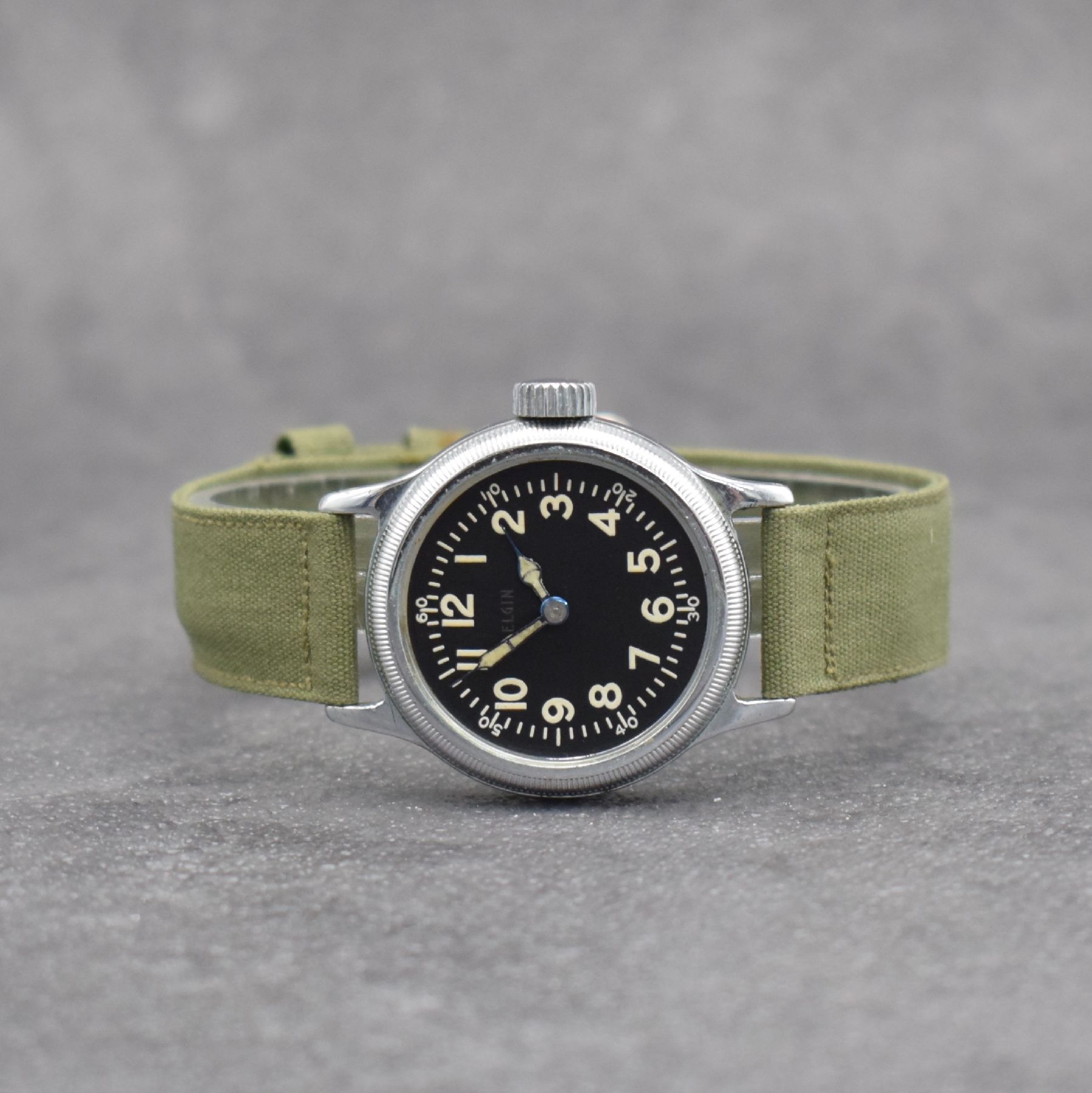 ELGIN Herrenarmbanduhr für das US-Militär Type A-II, Handaufzug, USA 1940er Jahre, Edelstahl, Boden mit entspr. Gravur verschr., schwarzes ...