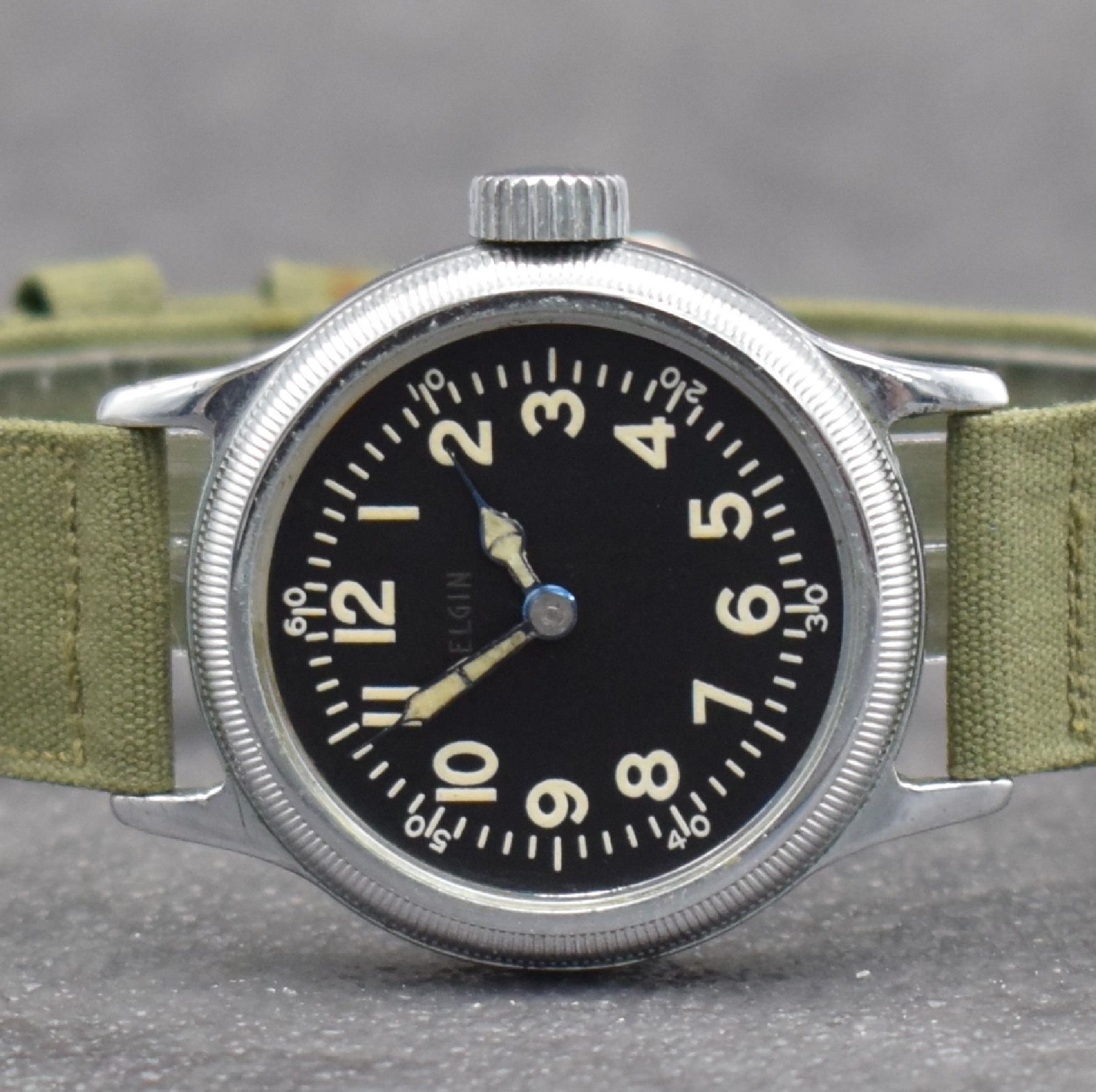 Detail a: ELGIN Herrenarmbanduhr für das US-Militär Type A-II, Handaufzug, USA 1940er Jahre, Edelstahl, Boden mit entspr. Gravur verschr., schwarzes ...