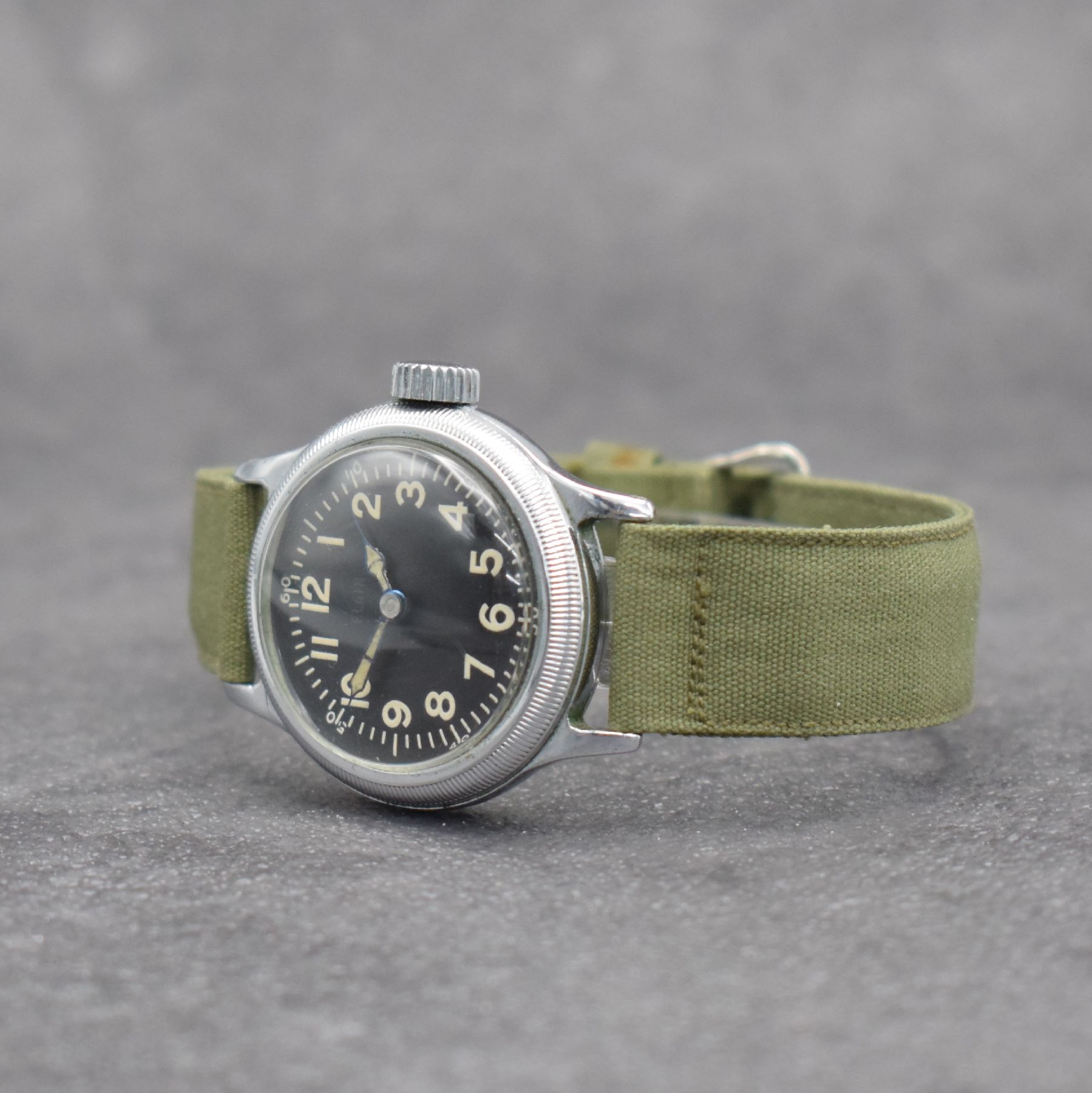 Detail b: ELGIN Herrenarmbanduhr für das US-Militär Type A-II, Handaufzug, USA 1940er Jahre, Edelstahl, Boden mit entspr. Gravur verschr., schwarzes ...