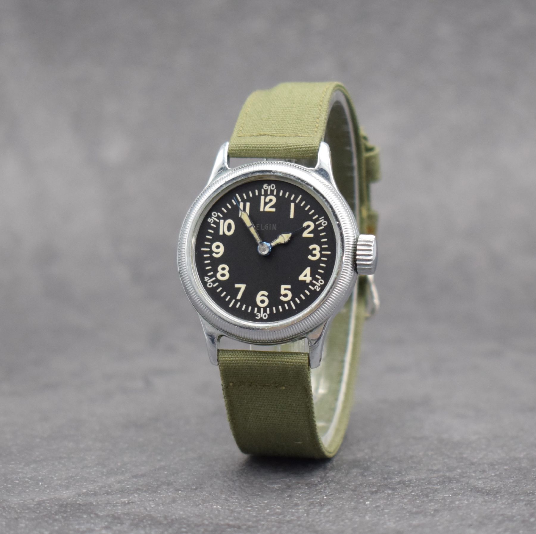 Detail c: ELGIN Herrenarmbanduhr für das US-Militär Type A-II, Handaufzug, USA 1940er Jahre, Edelstahl, Boden mit entspr. Gravur verschr., schwarzes ...