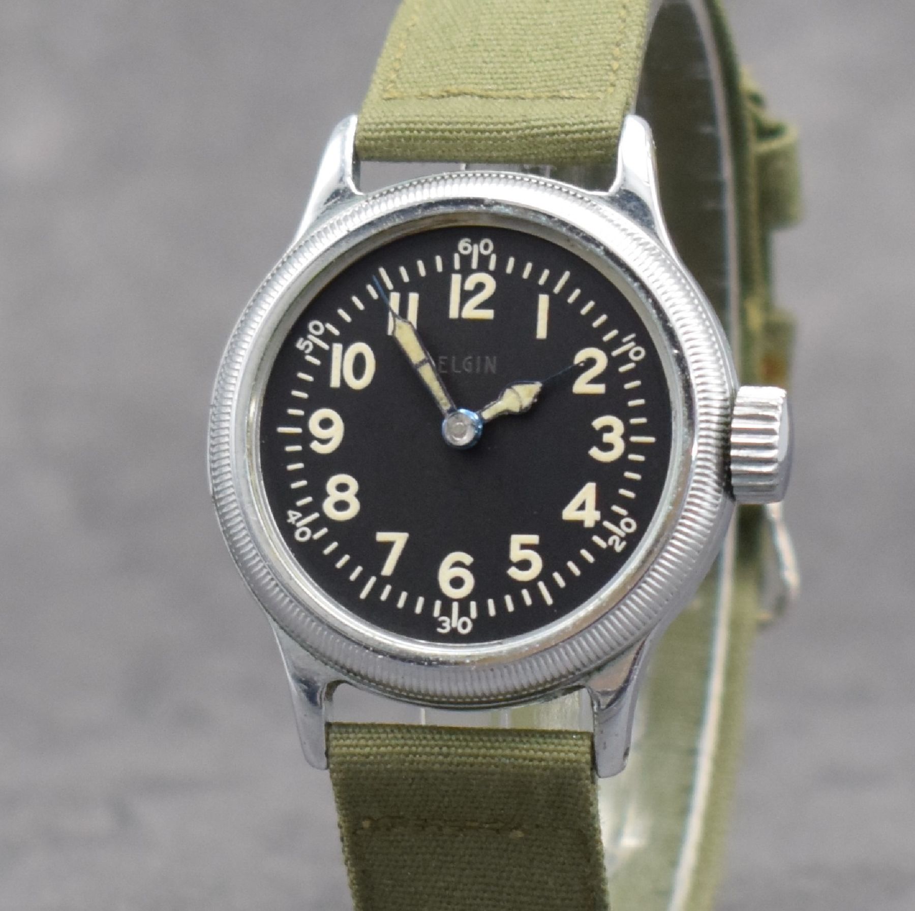 Detail d: ELGIN Herrenarmbanduhr für das US-Militär Type A-II, Handaufzug, USA 1940er Jahre, Edelstahl, Boden mit entspr. Gravur verschr., schwarzes ...
