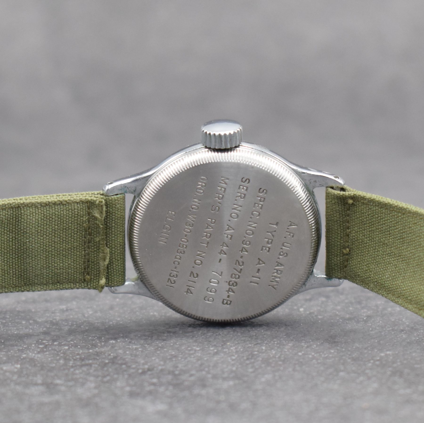 Detail e: ELGIN Herrenarmbanduhr für das US-Militär Type A-II, Handaufzug, USA 1940er Jahre, Edelstahl, Boden mit entspr. Gravur verschr., schwarzes ...