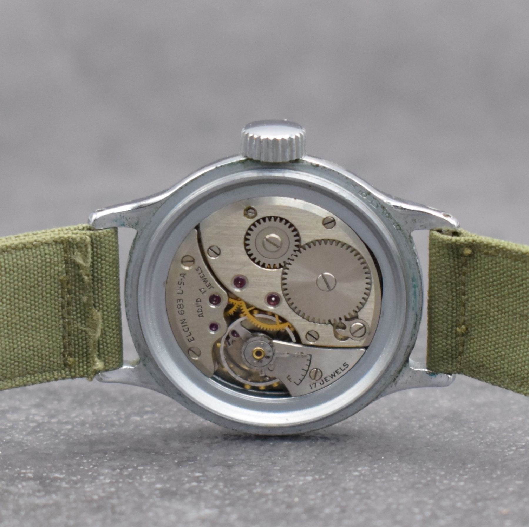 Detail f: ELGIN Herrenarmbanduhr für das US-Militär Type A-II, Handaufzug, USA 1940er Jahre, Edelstahl, Boden mit entspr. Gravur verschr., schwarzes ...