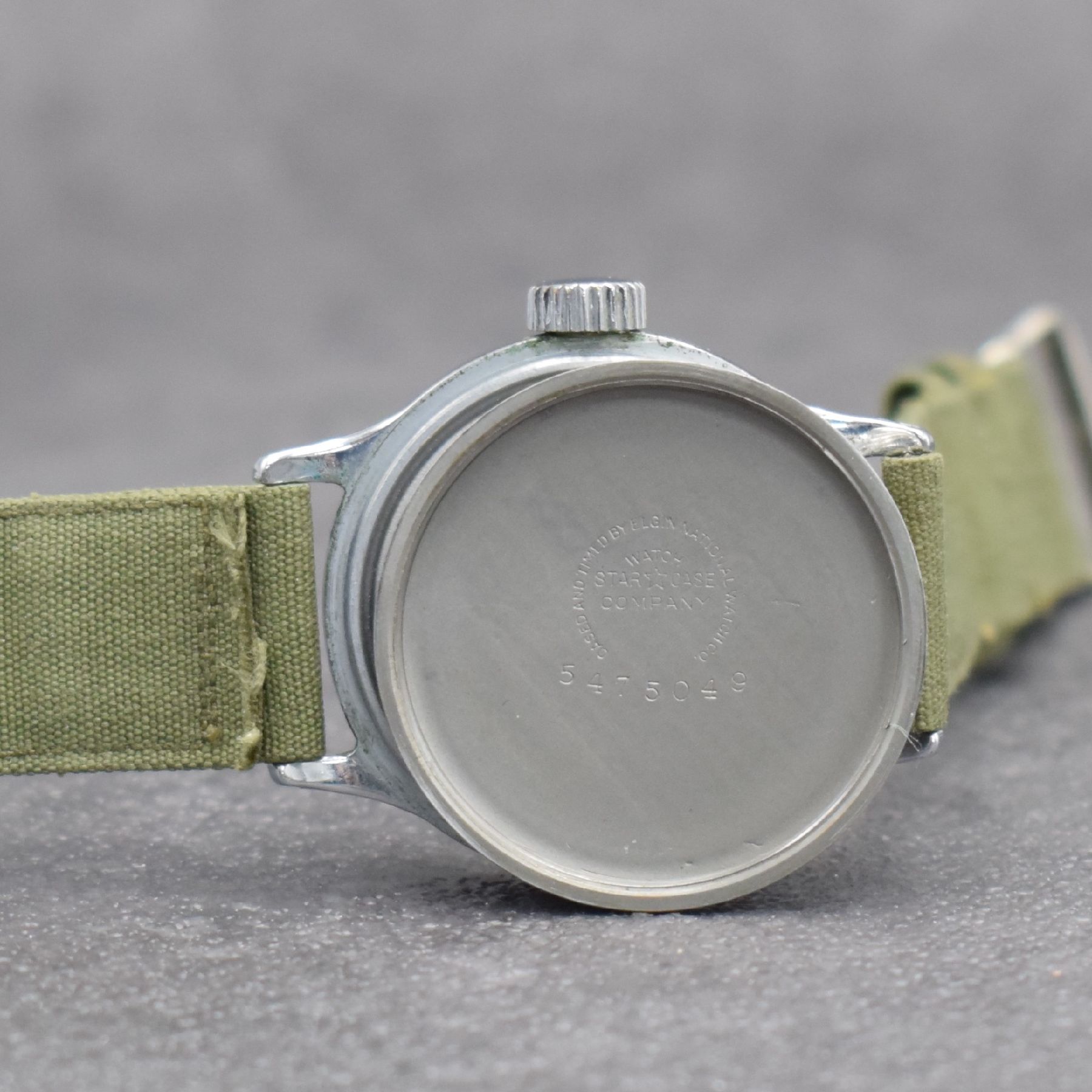 Detail g: ELGIN Herrenarmbanduhr für das US-Militär Type A-II, Handaufzug, USA 1940er Jahre, Edelstahl, Boden mit entspr. Gravur verschr., schwarzes ...