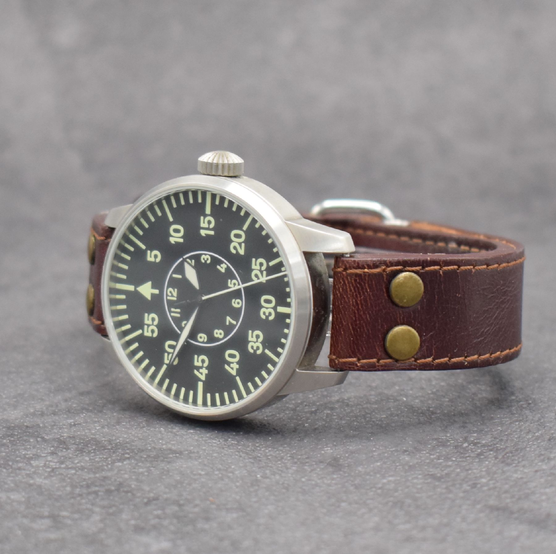 Detail b: LACO TUIfly limitierte Fliegeruhr in Stahl, Deutschland um 2010, Automatik, 2-tlg. Geh., Boden aufgedr., orig. Lederband, schwarzes Zifferbl., ...
