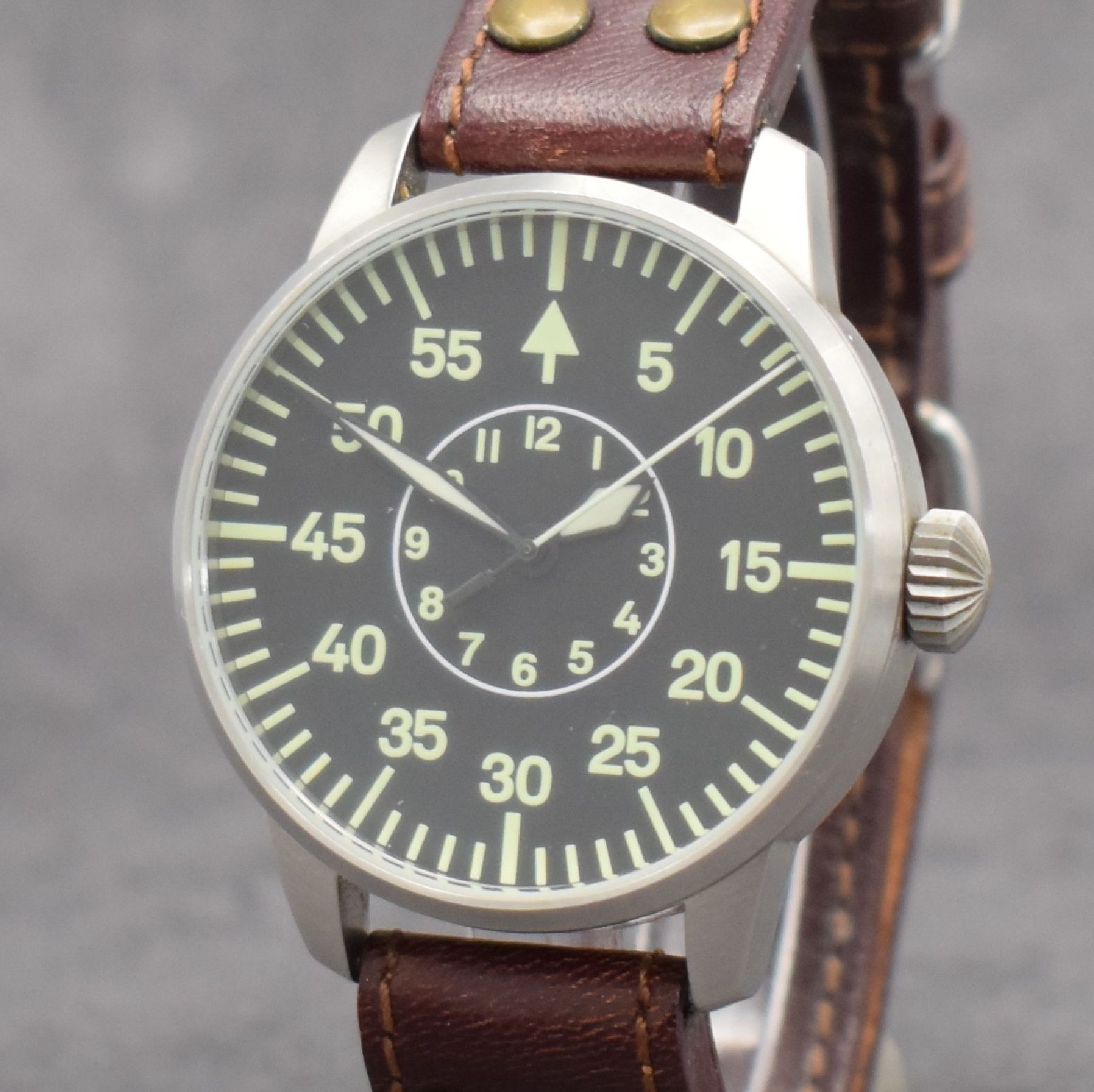 Detail d: LACO TUIfly limitierte Fliegeruhr in Stahl, Deutschland um 2010, Automatik, 2-tlg. Geh., Boden aufgedr., orig. Lederband, schwarzes Zifferbl., ...