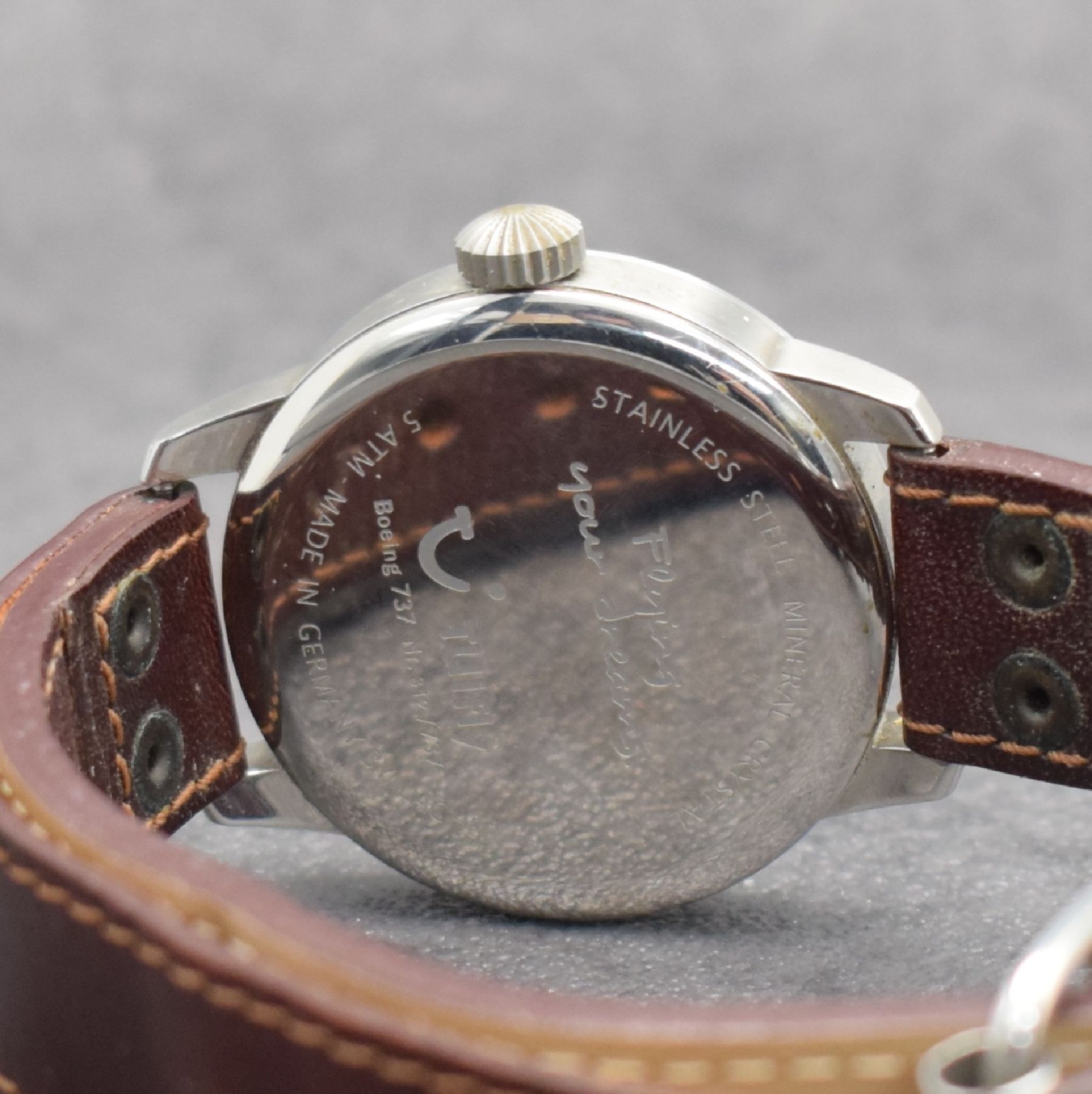 Detail e: LACO TUIfly limitierte Fliegeruhr in Stahl, Deutschland um 2010, Automatik, 2-tlg. Geh., Boden aufgedr., orig. Lederband, schwarzes Zifferbl., ...