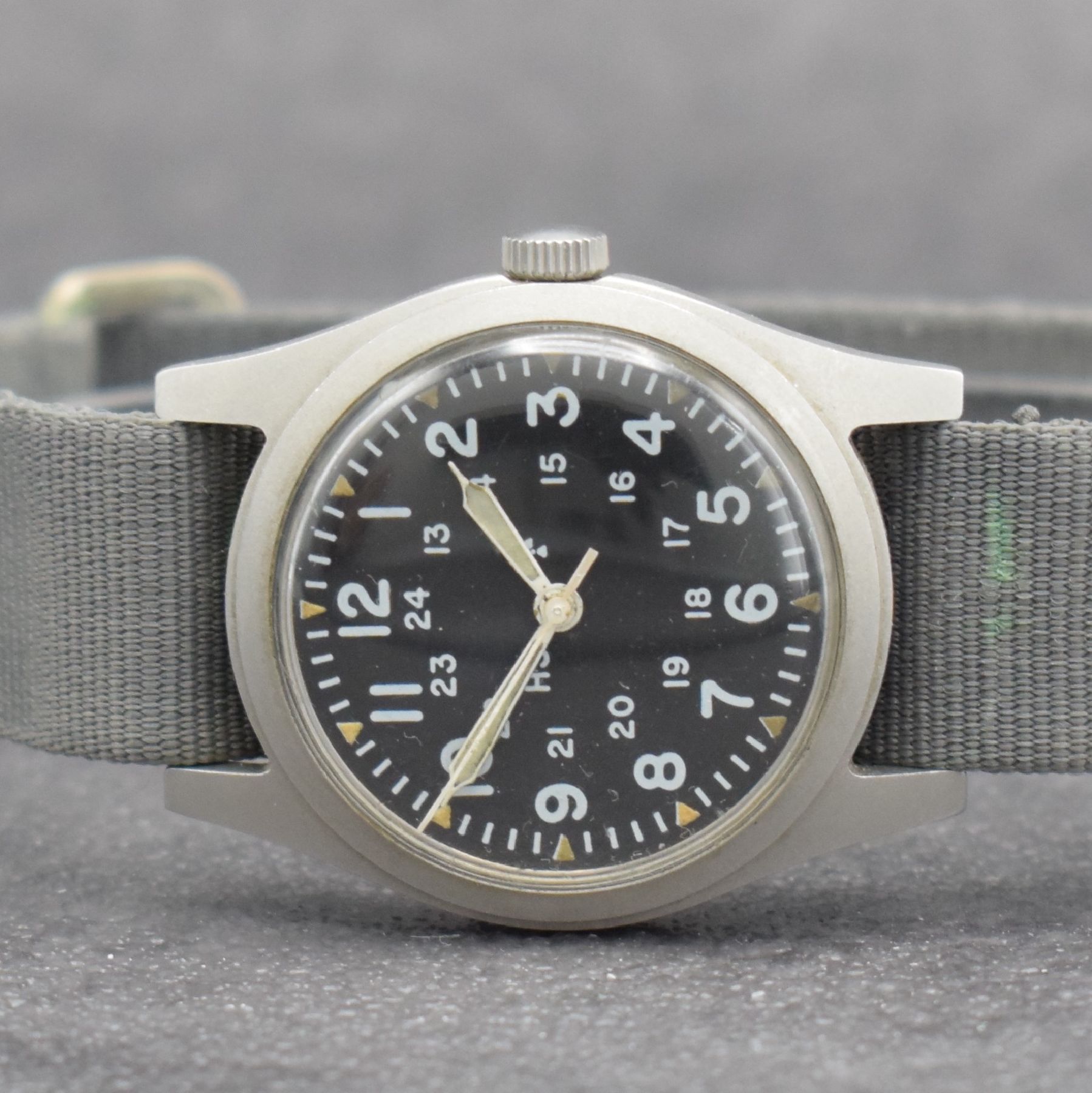 Detail a: HAMILTON Militärarmbanduhr, Handaufzug, USA um 1981, matt. Stahlgeh., im verschr. Boden bez. CONDE CO. HONG KONG, rückseitig m. militärischer ...