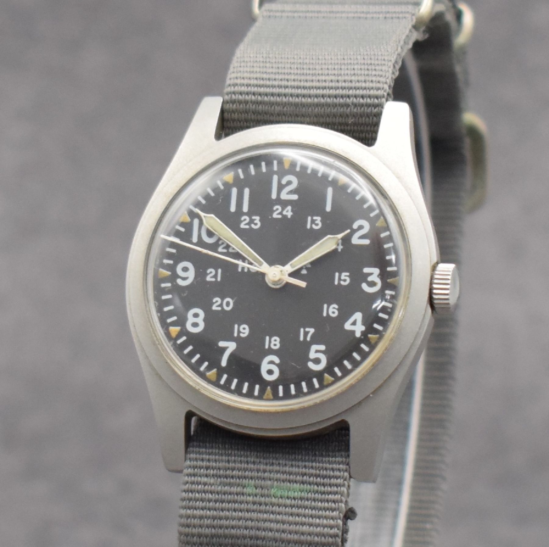 Detail c: HAMILTON Militärarmbanduhr, Handaufzug, USA um 1981, matt. Stahlgeh., im verschr. Boden bez. CONDE CO. HONG KONG, rückseitig m. militärischer ...