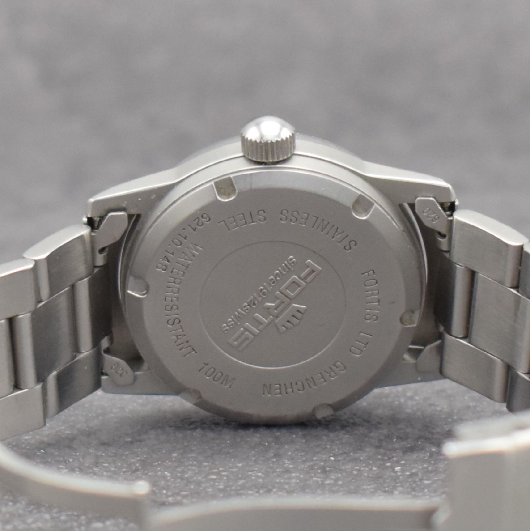Detail e: FORTIS GMT Armbanduhr in Stahl/Stahlband, Schweiz um 1990, Automatik, mattiertes Geh. Ref. 621.10.148, Boden & Krone verschr., schwarzes Zifferbl., ...