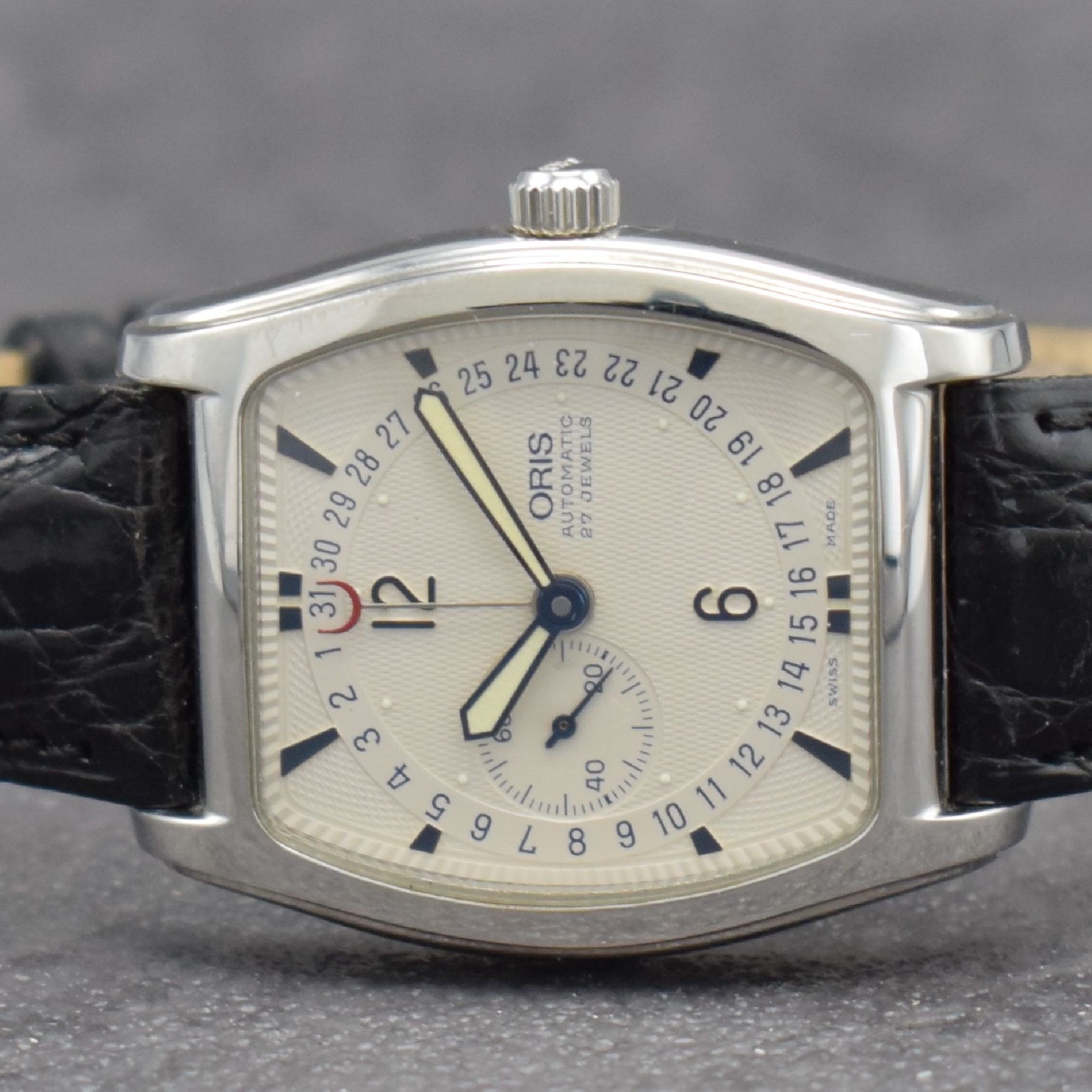 Detail a: ORIS Ref. 7471 Herrenarmbanduhr mit Zeigerdatum in Stahl, Schweiz um 2000, Automatik, 4-fach verschr. Tonneau-Geh., orig. Lederband m. Stiftschl., ...