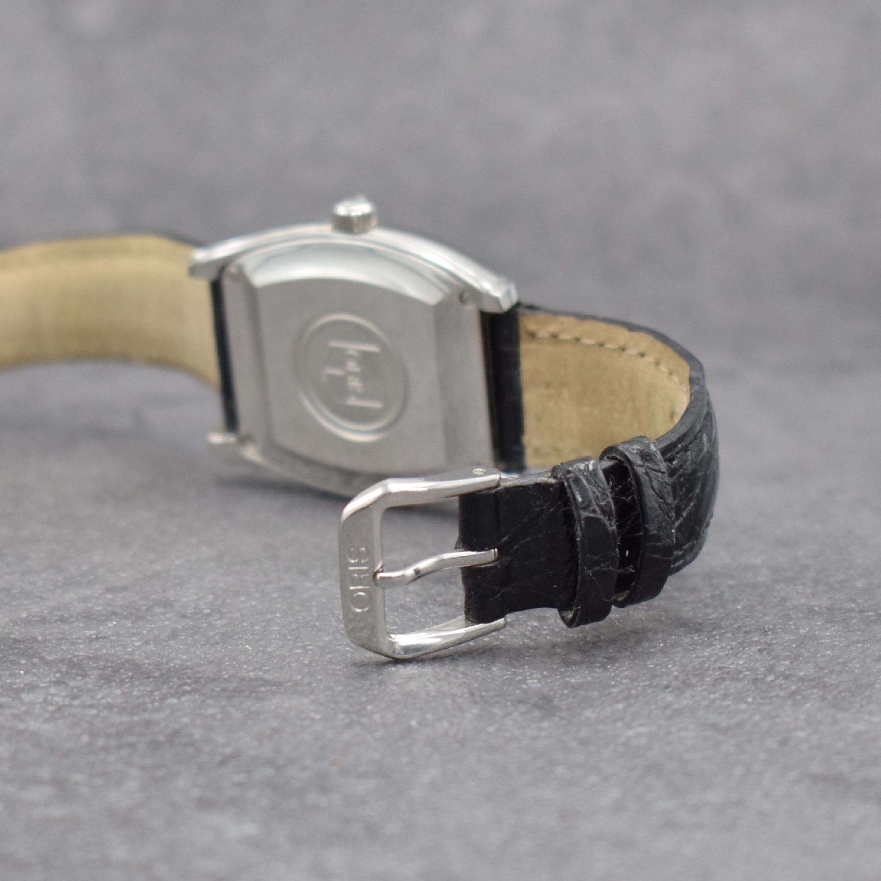 Detail d: ORIS Ref. 7471 Herrenarmbanduhr mit Zeigerdatum in Stahl, Schweiz um 2000, Automatik, 4-fach verschr. Tonneau-Geh., orig. Lederband m. Stiftschl., ...